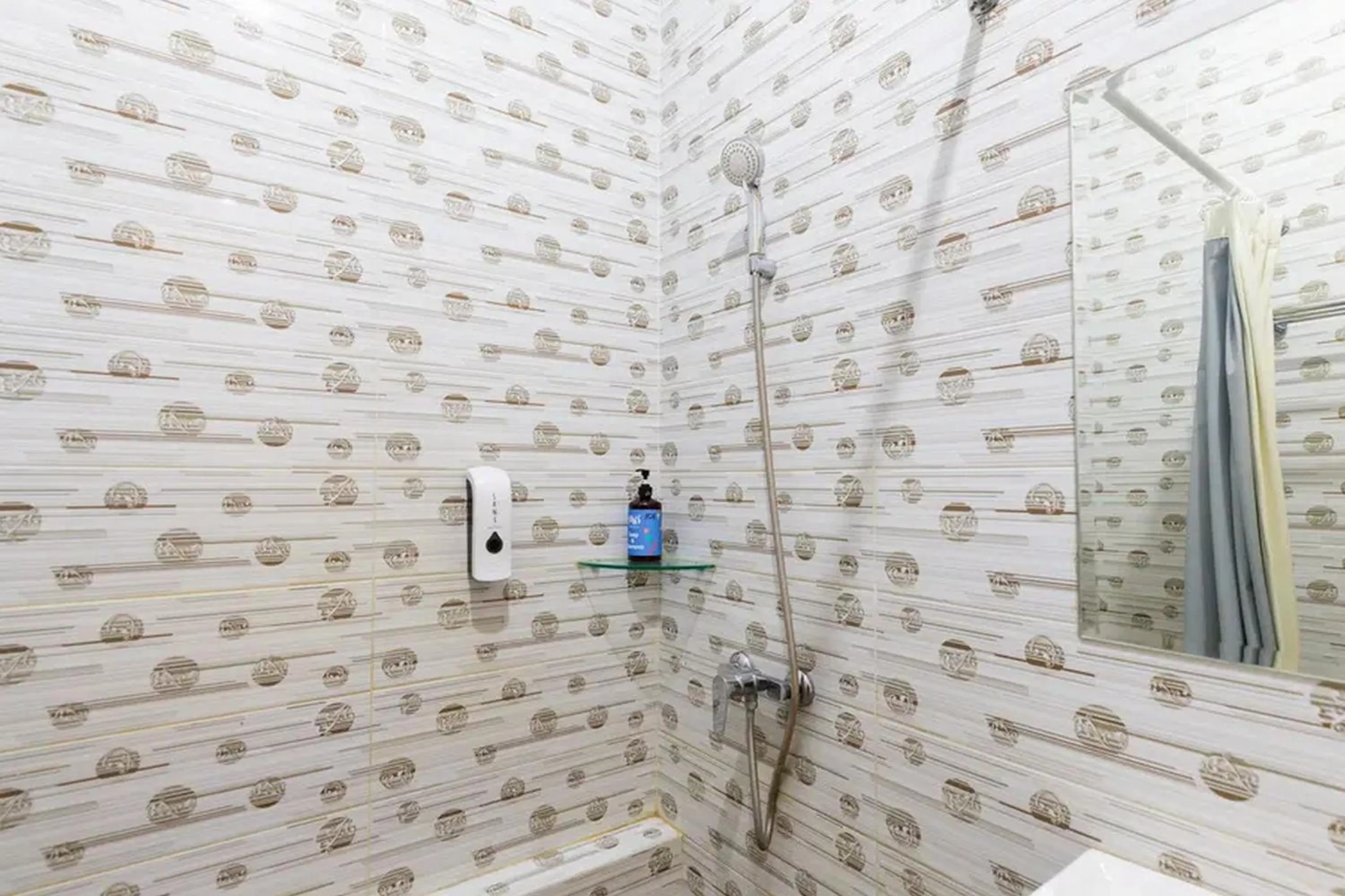 Shower in Sans Hotel Rajawali Surabaya by RedDoorz