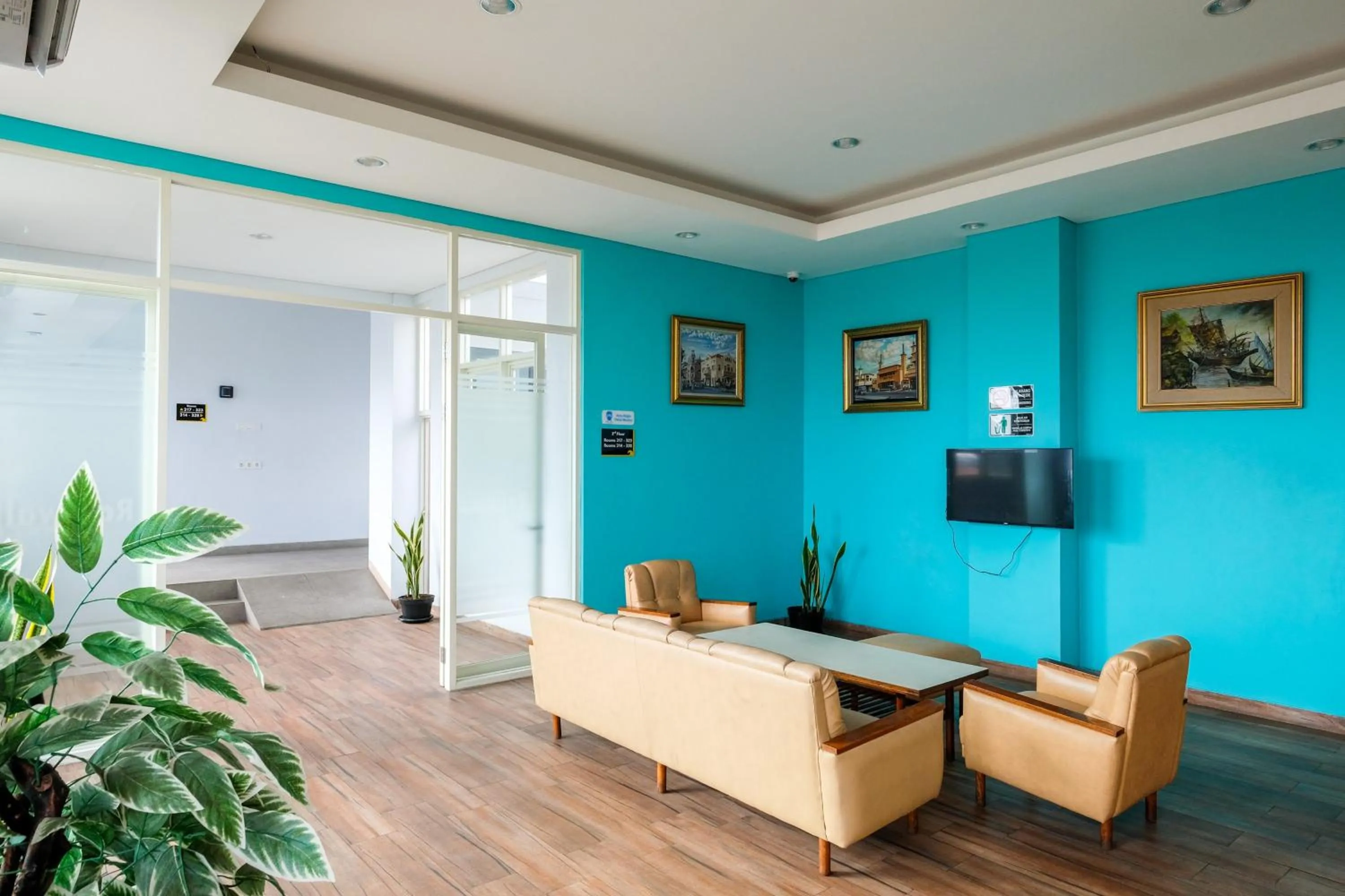 Seating area in Sans Hotel Rajawali Surabaya by RedDoorz