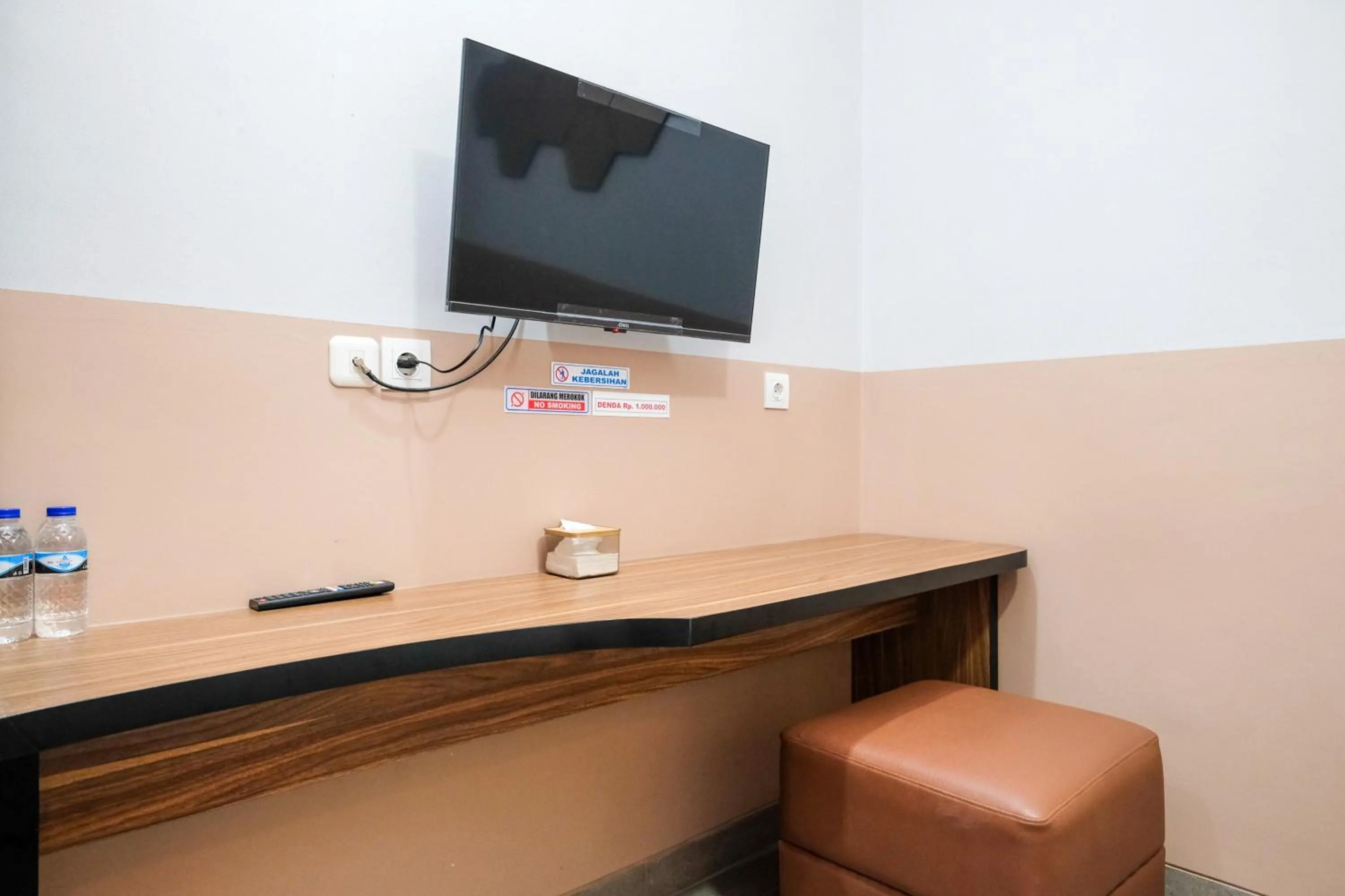 TV and multimedia in Sans Hotel Rajawali Surabaya by RedDoorz