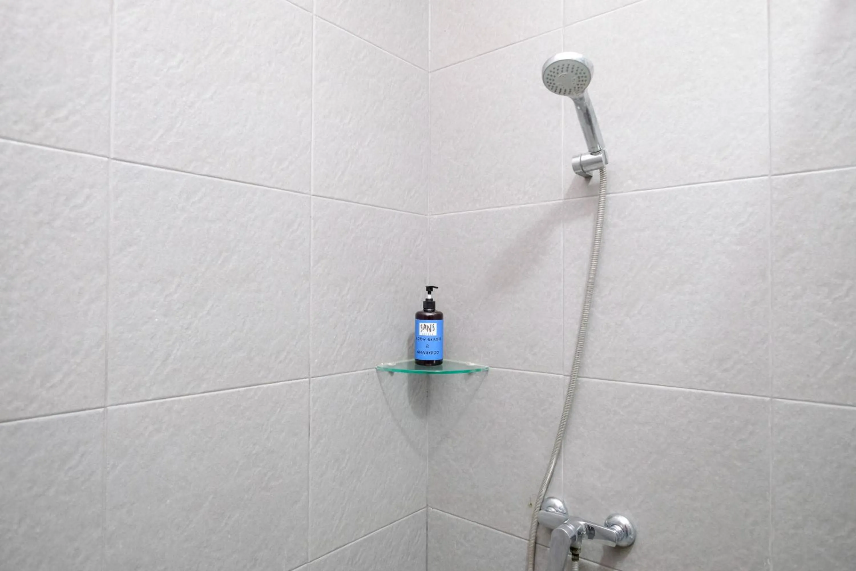 Bathroom in Sans Hotel Rajawali Surabaya by RedDoorz