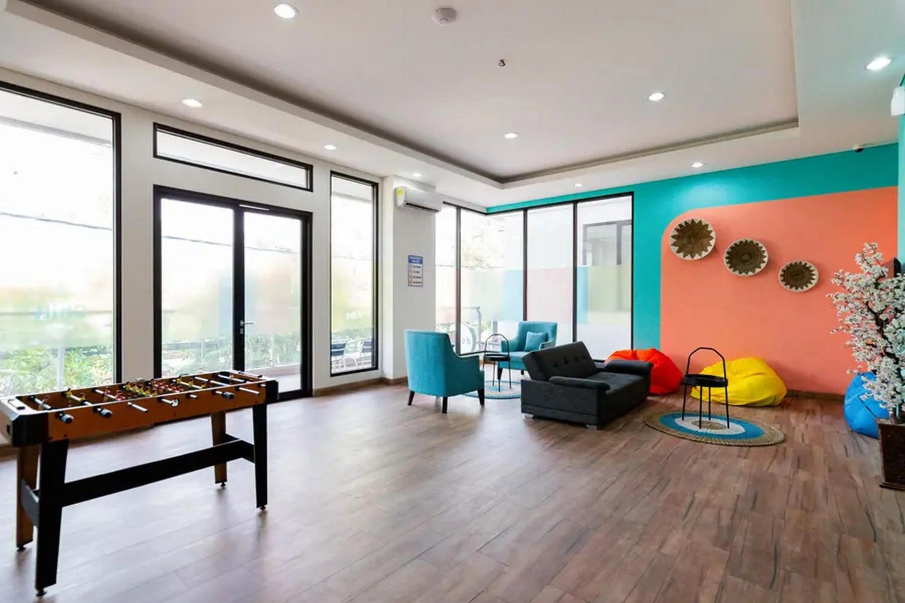 Seating area in Sans Hotel Rajawali Surabaya by RedDoorz