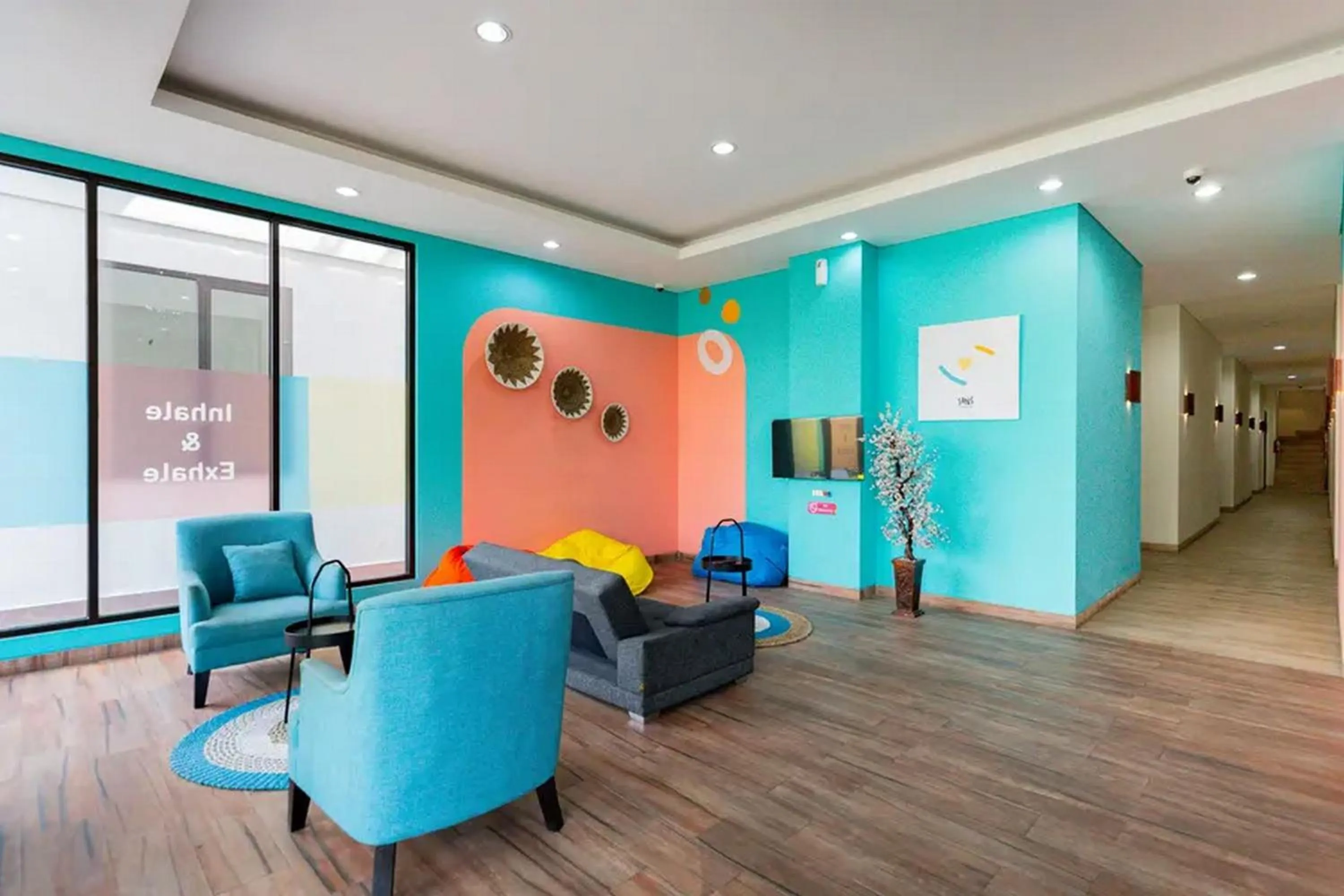 Seating area in Sans Hotel Rajawali Surabaya by RedDoorz