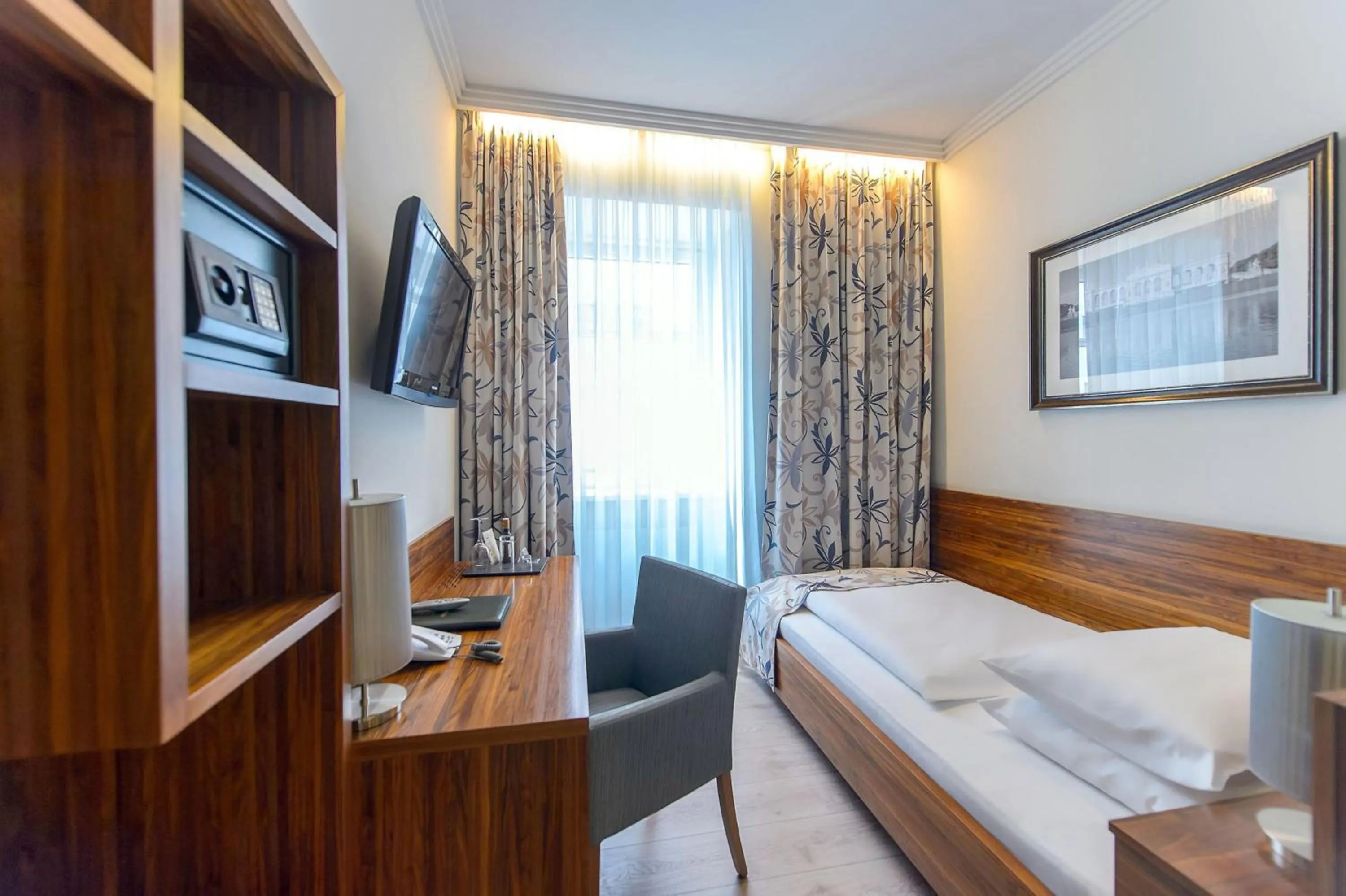 Photo of the whole room, Bed in Hotel Vienna beim Prater