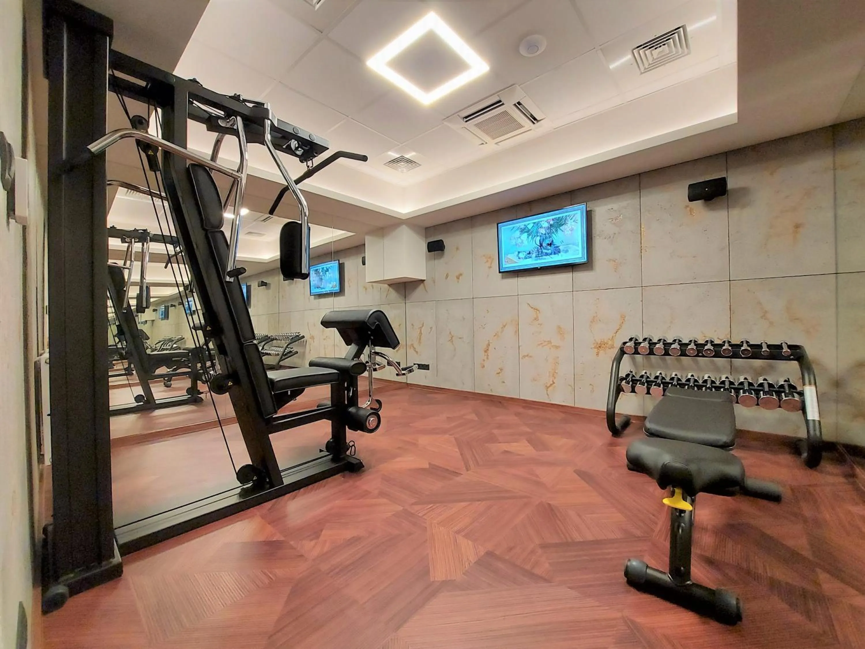 Fitness centre/facilities in Sky Hotel Kraków