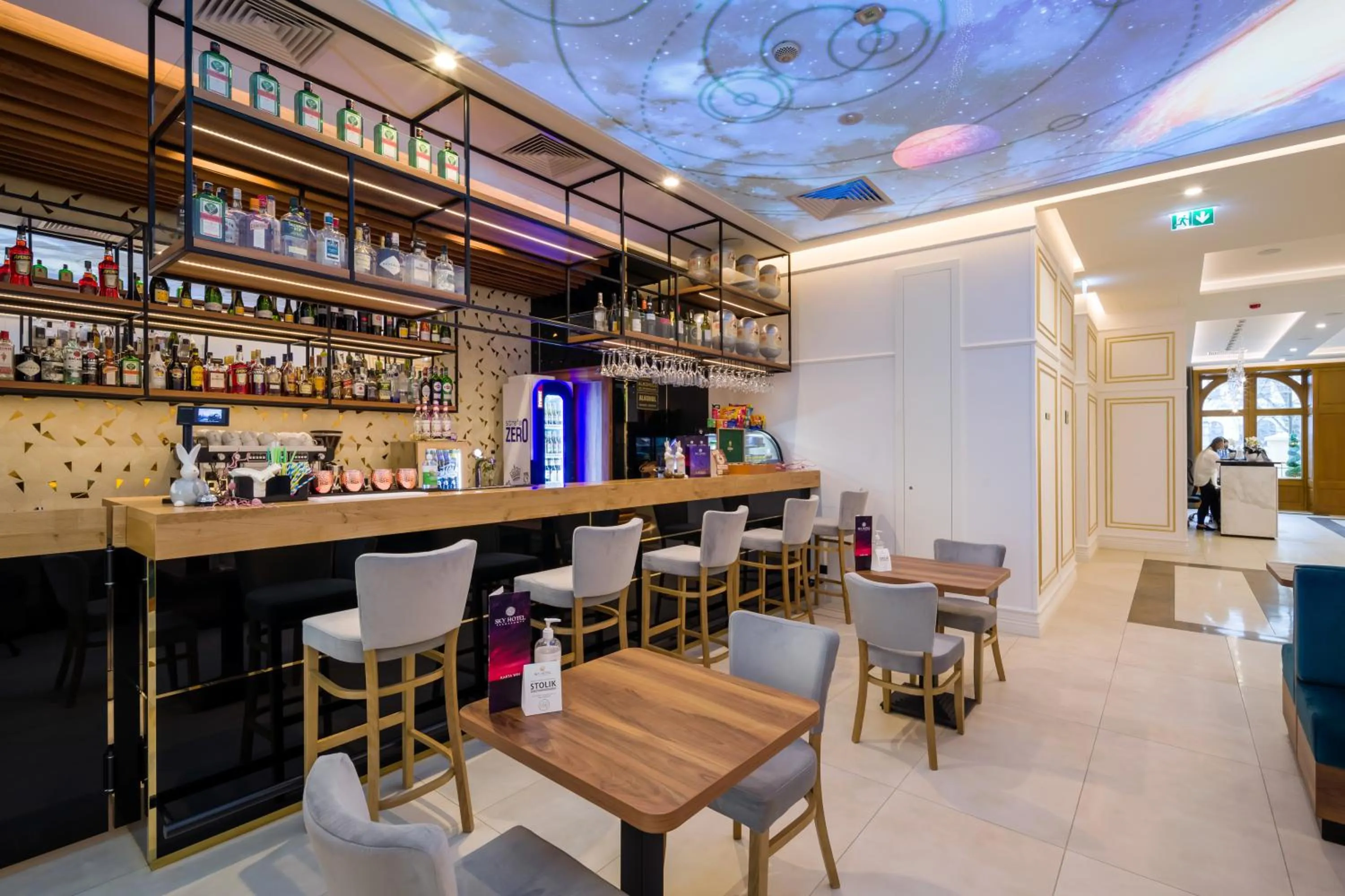 Lounge or bar in Sky Hotel Kraków