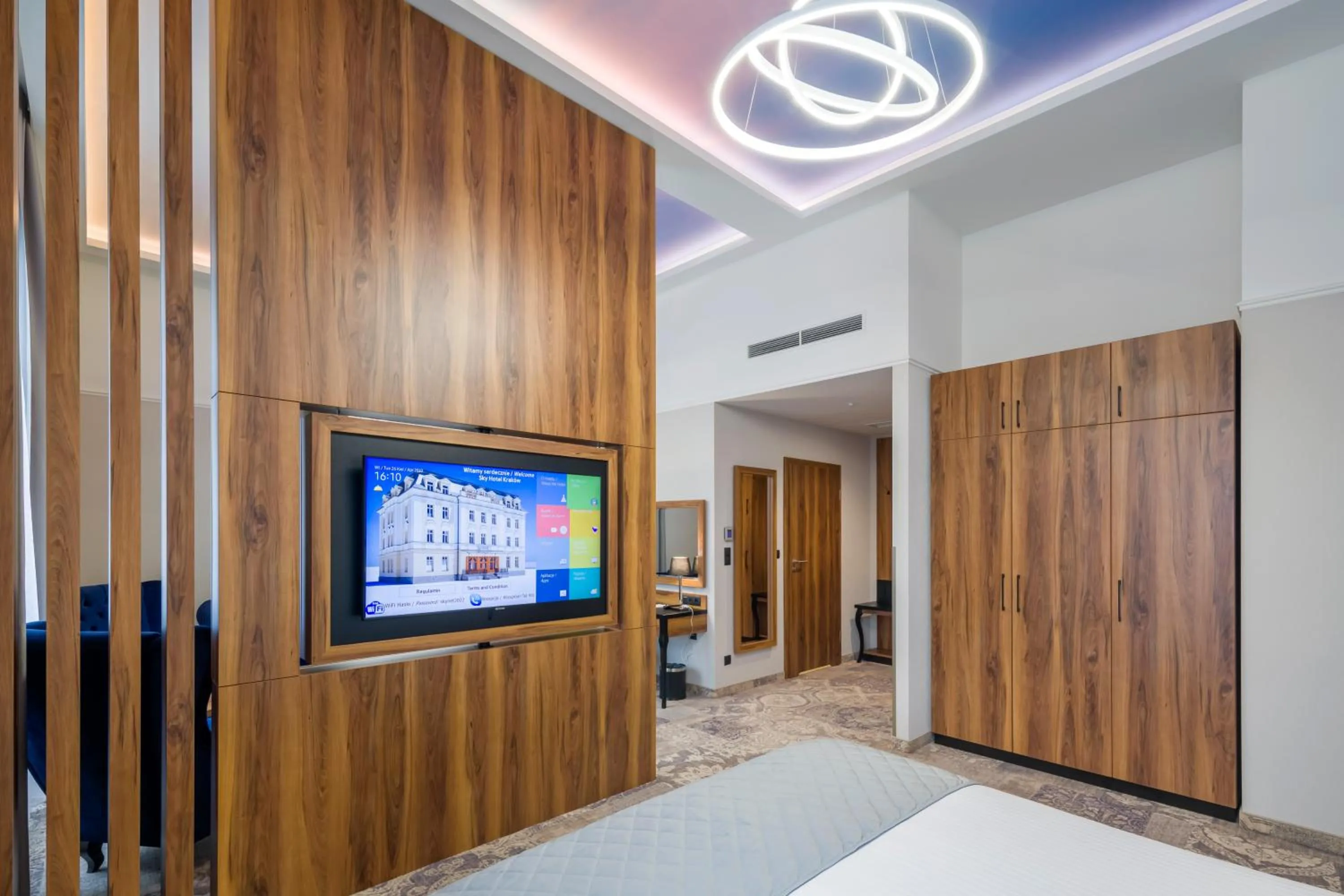 TV and multimedia in Sky Hotel Kraków