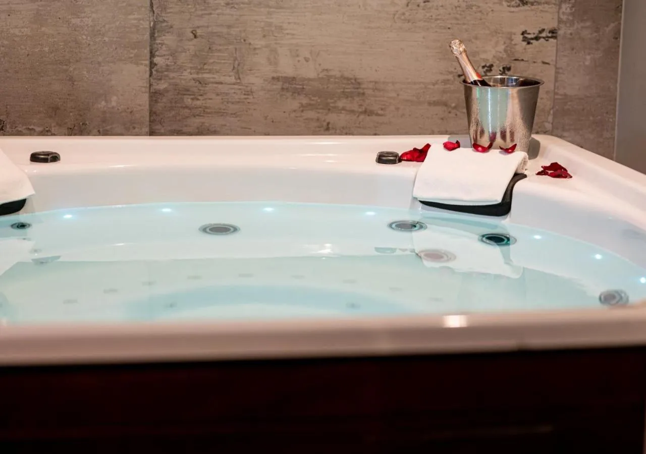 Hot Tub in The Catalyst Apartment Hotel by NEWMARK