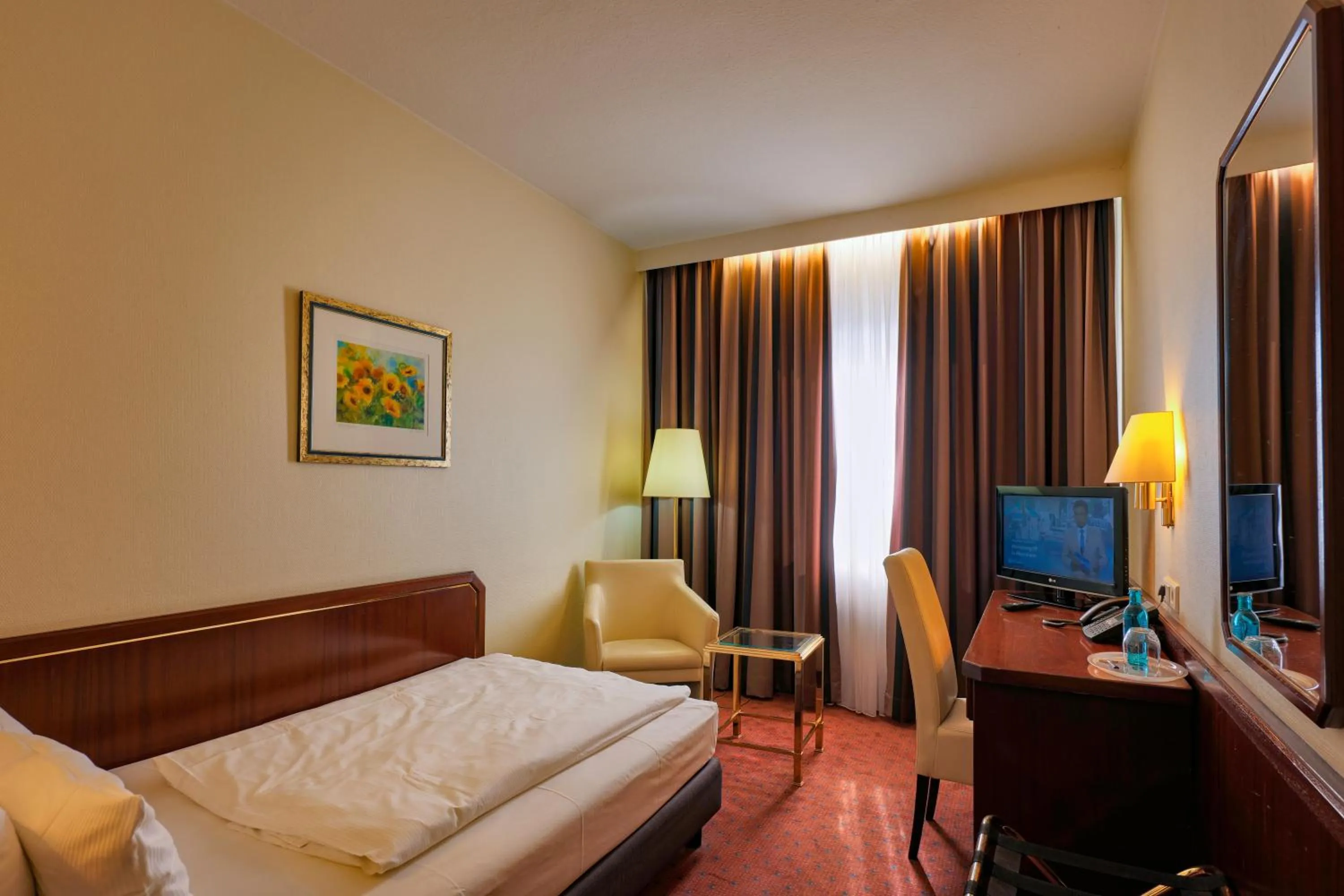 TV and multimedia, Bed in Trip Inn Hotel Esplanade, Düsseldorf