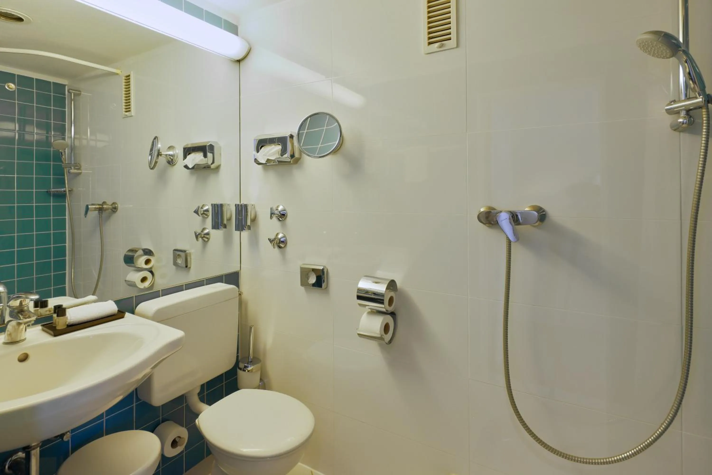 Bathroom in Trip Inn Hotel Esplanade, Düsseldorf