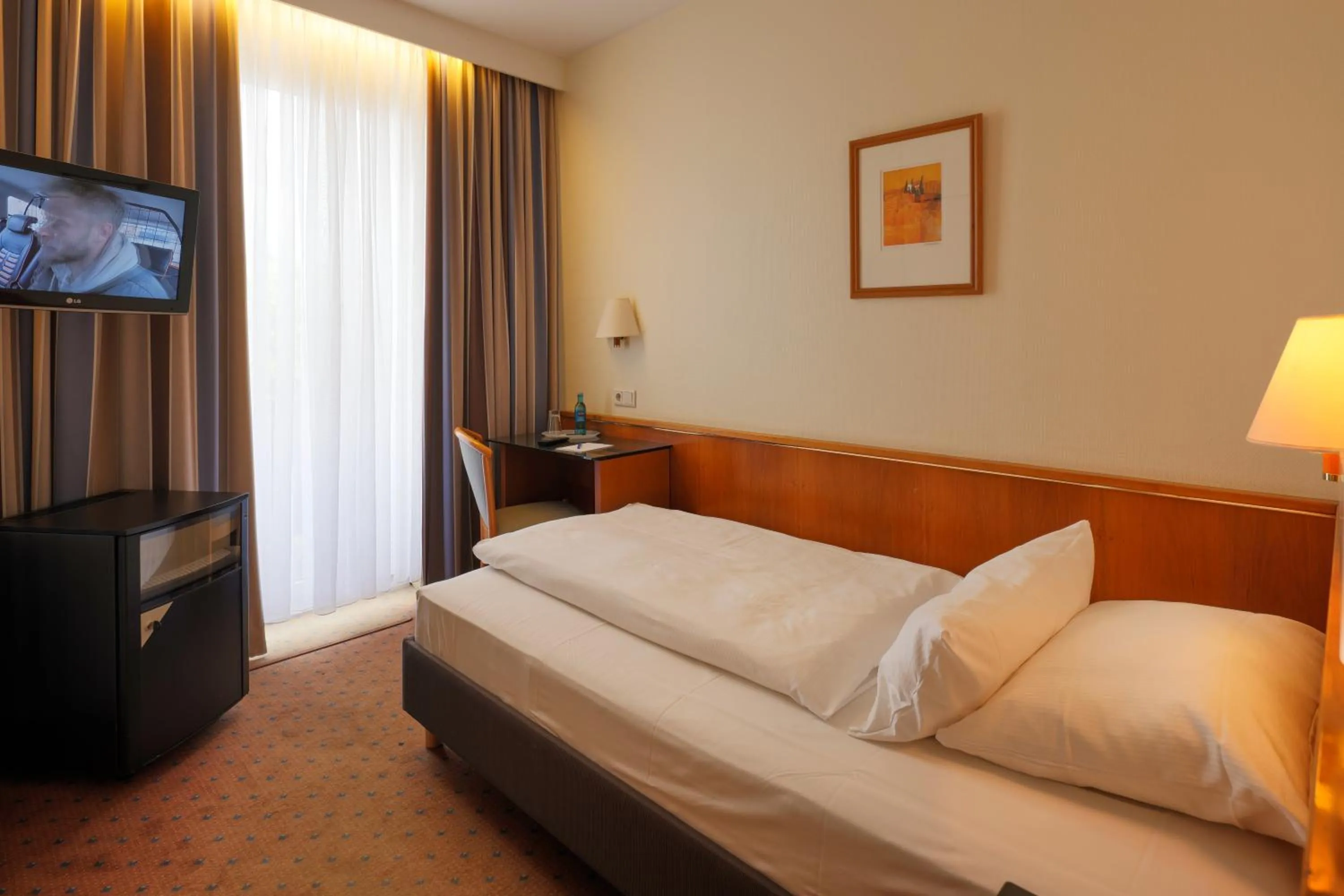 Photo of the whole room, Bed in Trip Inn Hotel Esplanade, Düsseldorf