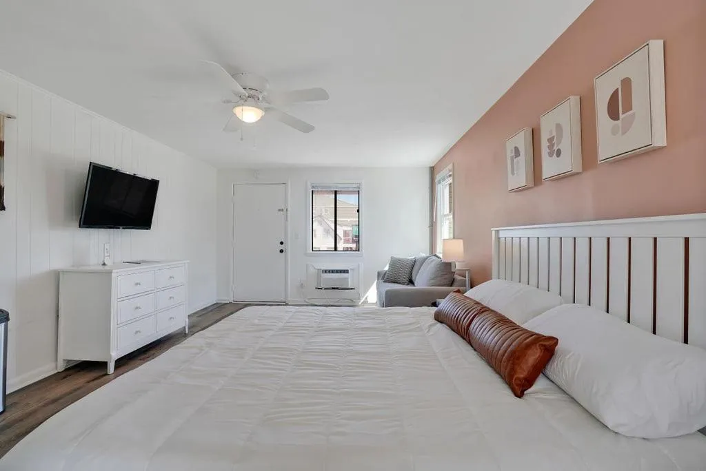 Photo of the whole room, Bed in Dry Dock Inn