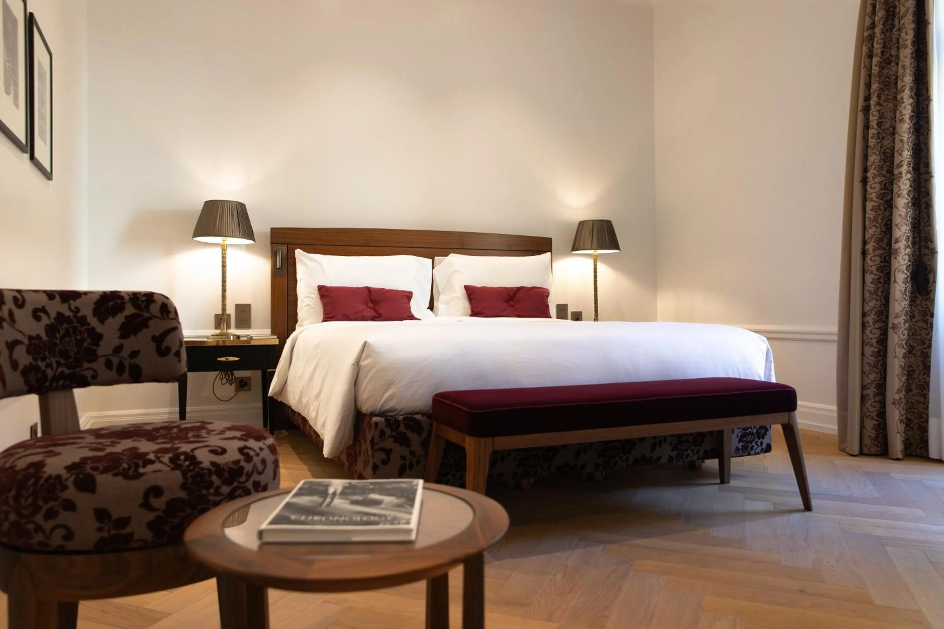 Living room, Bed in Hotel Bellevue Palace Bern