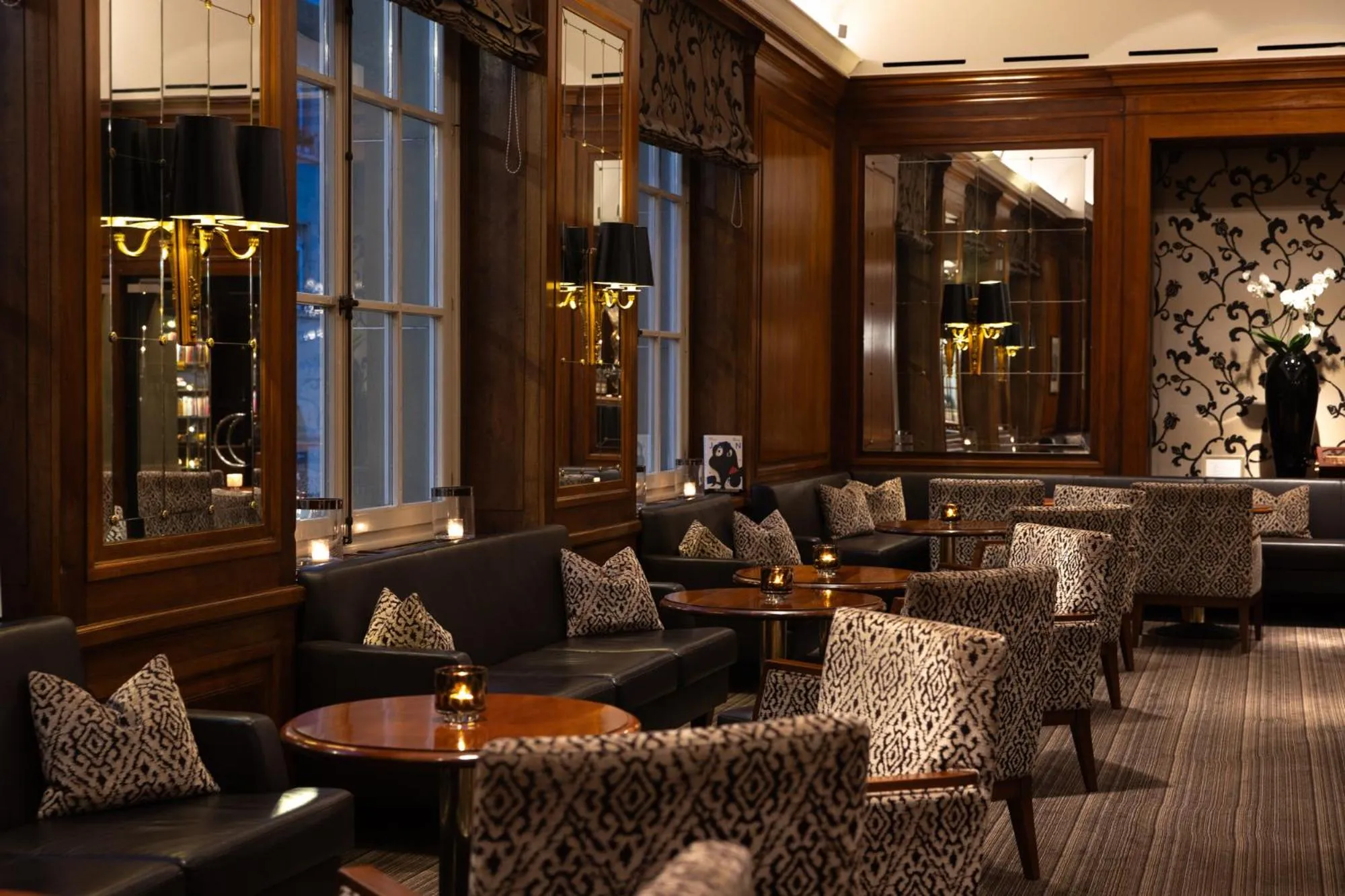 Lounge or bar in Hotel Bellevue Palace Bern