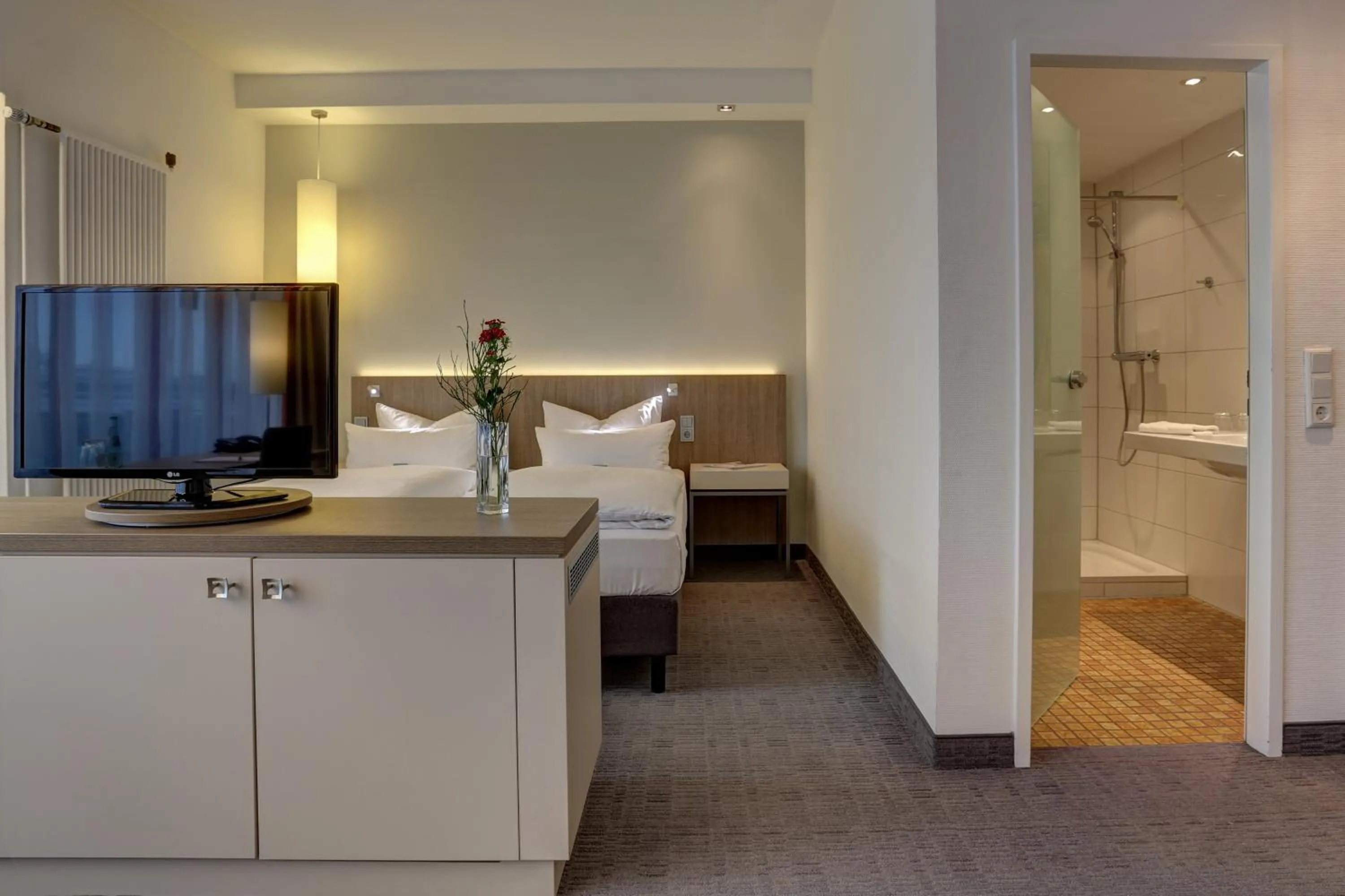 Shower, Bed in Kommerzhotel Köln