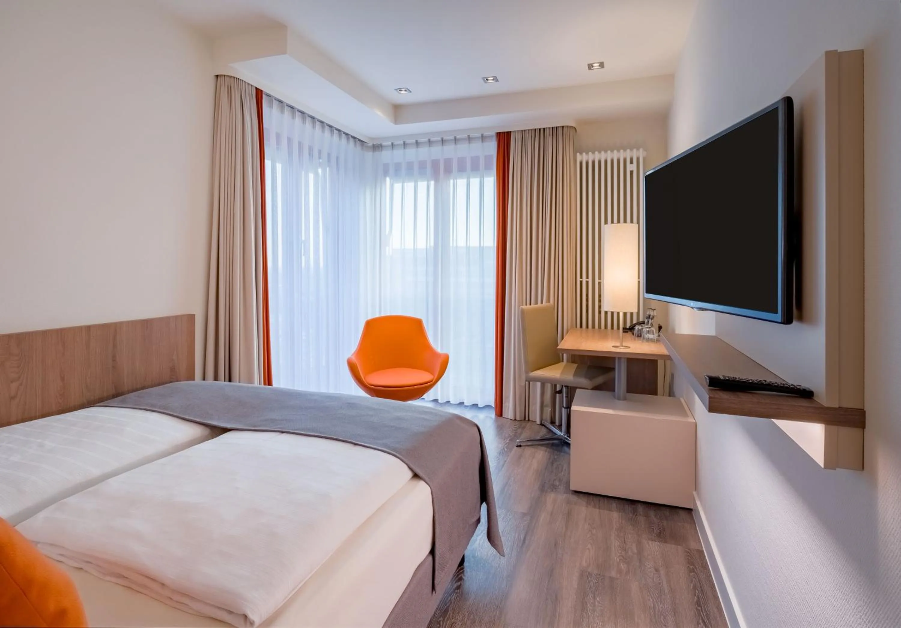 Photo of the whole room, Bed in Kommerzhotel Köln