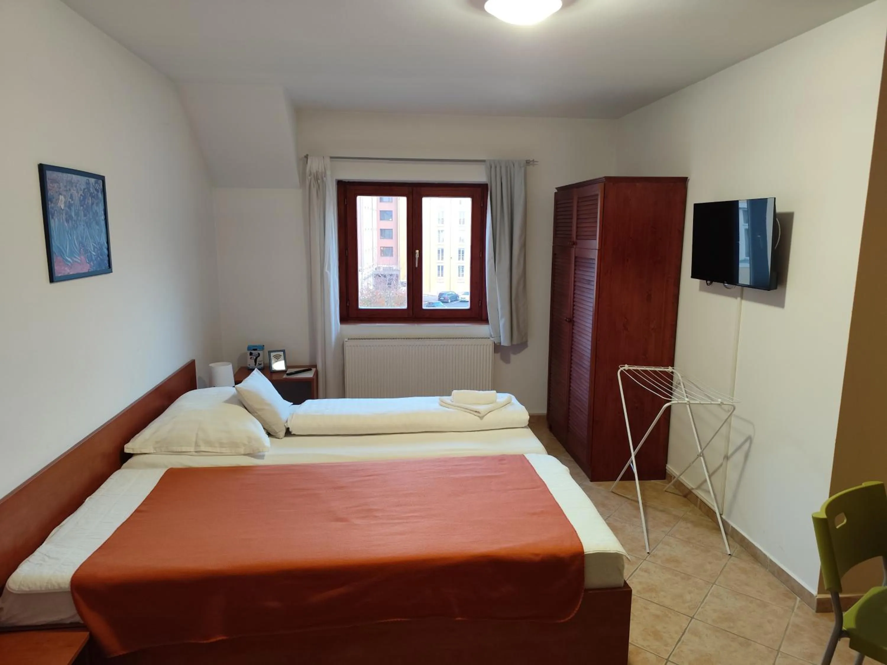 Communal lounge/ TV room, Bed in Szent Kristóf Apartmanhotel