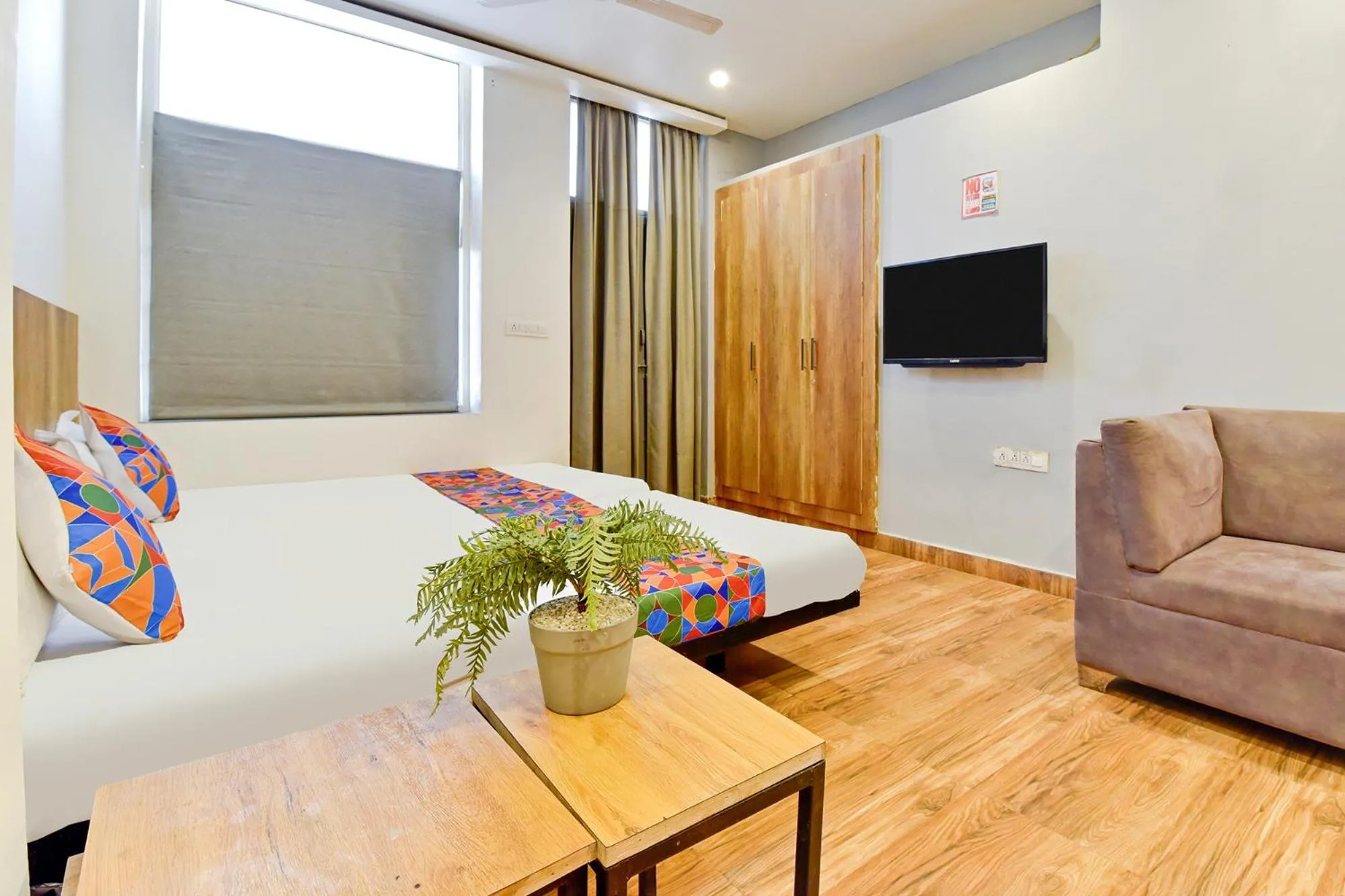 Bed, TV/Entertainment Center in OYO 79651 TownHouse OTH Buddhi