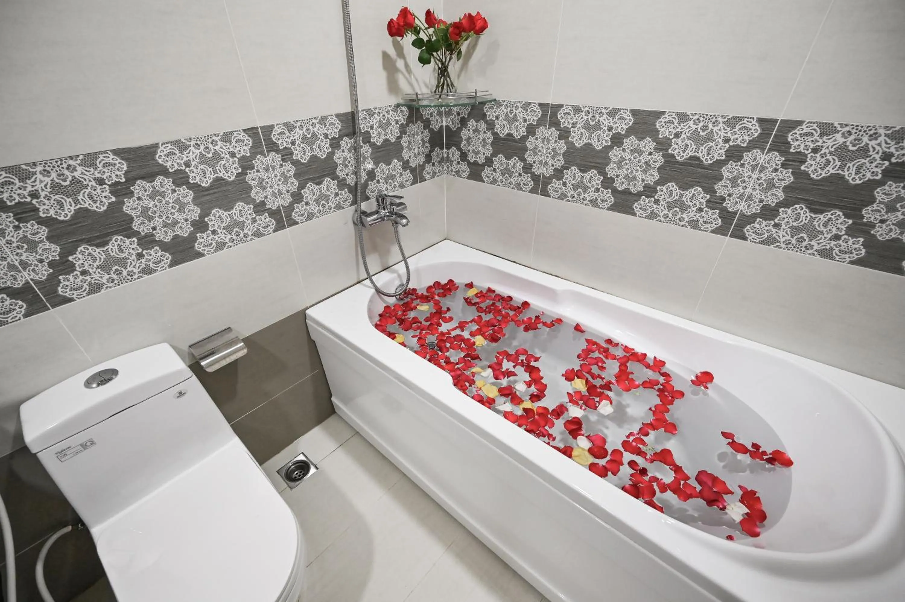 Bathroom in Genie Hotel & Serviced Apartments