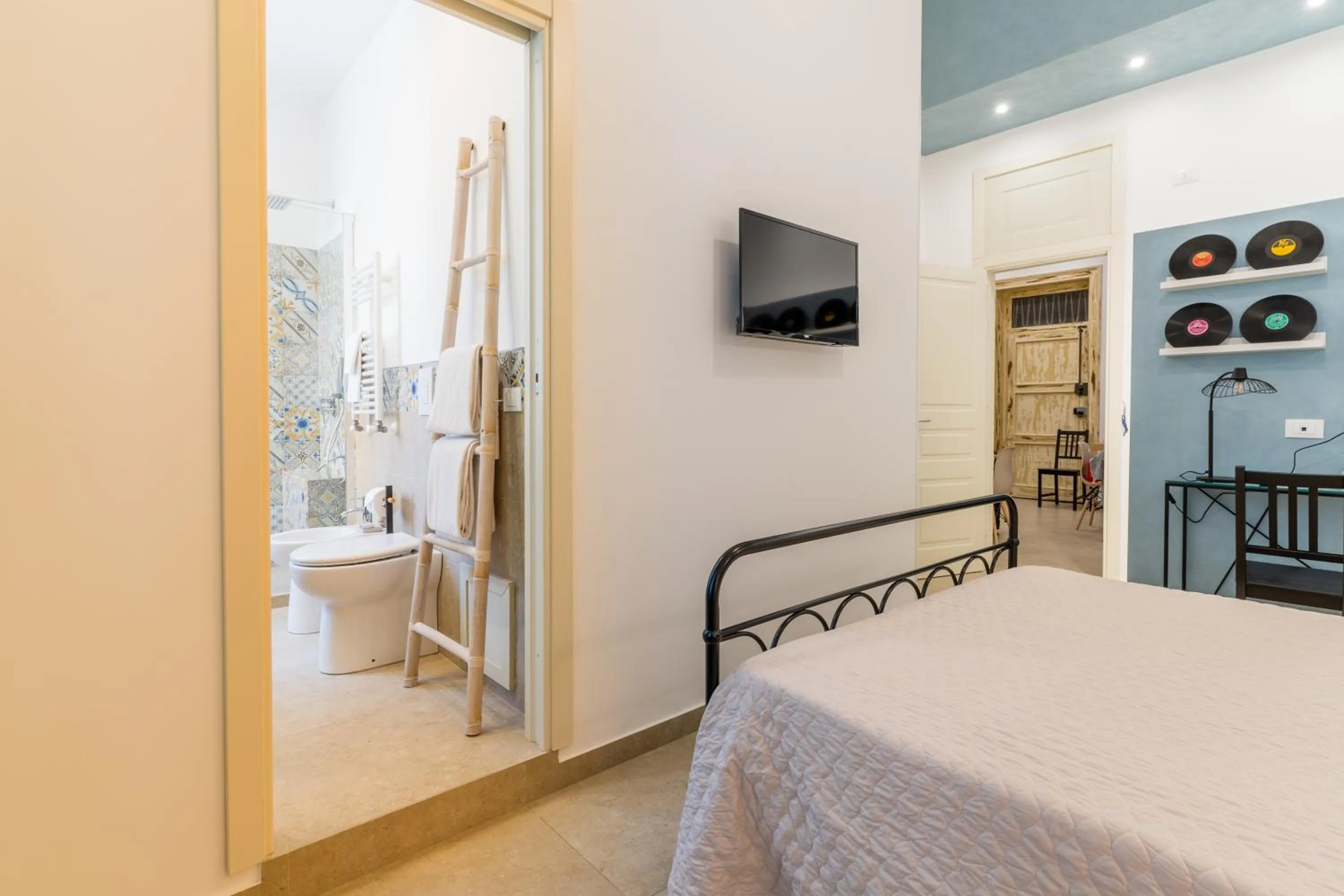 Bed in Mama Tita Rooms and Breakfast