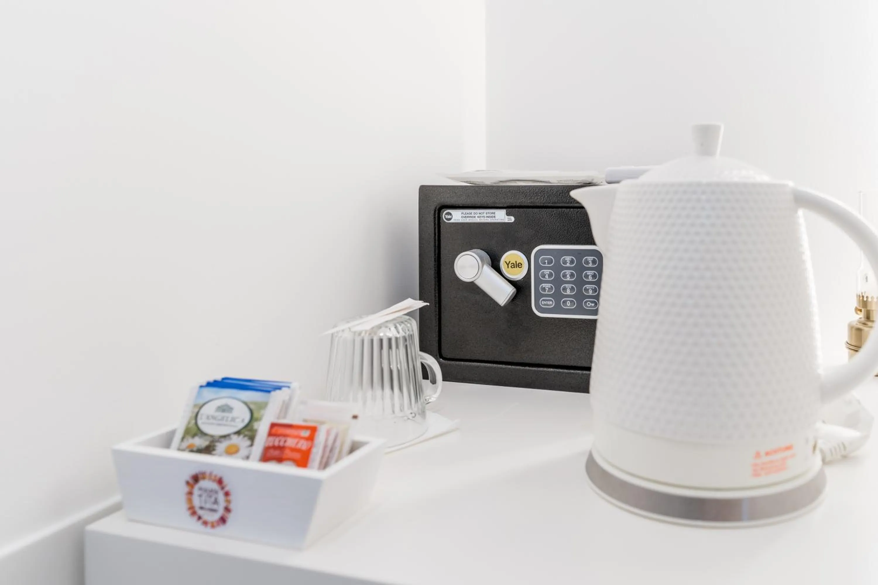 Coffee/tea facilities in Mama Tita Rooms and Breakfast