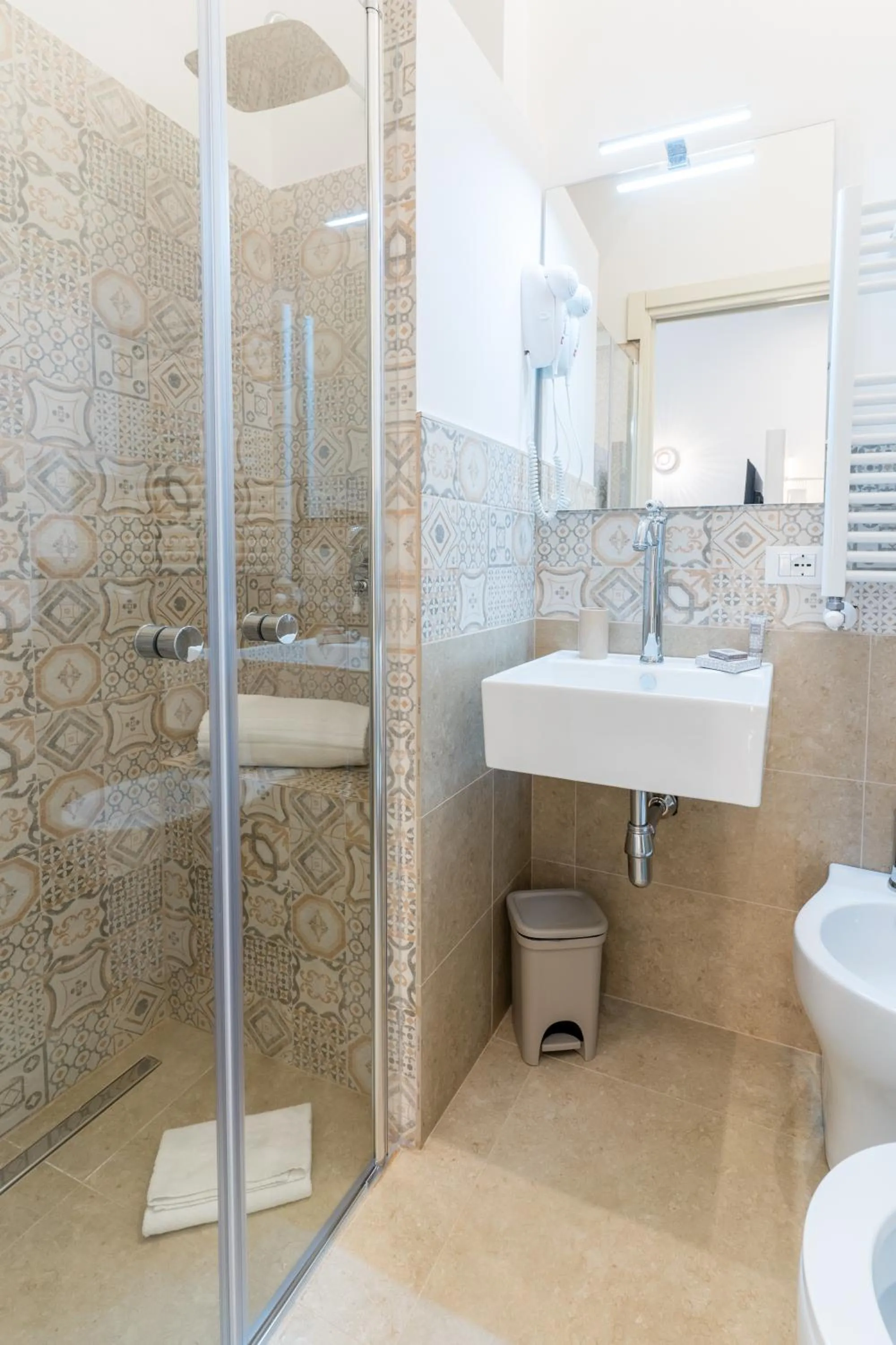 Shower in Mama Tita Rooms and Breakfast