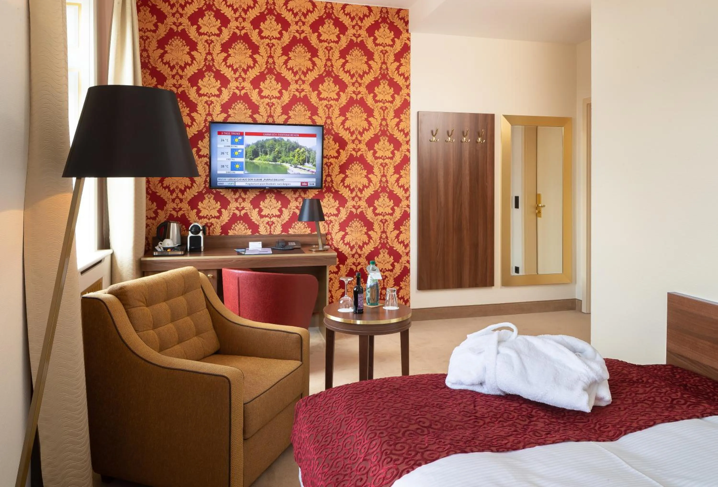 Photo of the whole room, Bed in Hotel Chemnitzer Hof