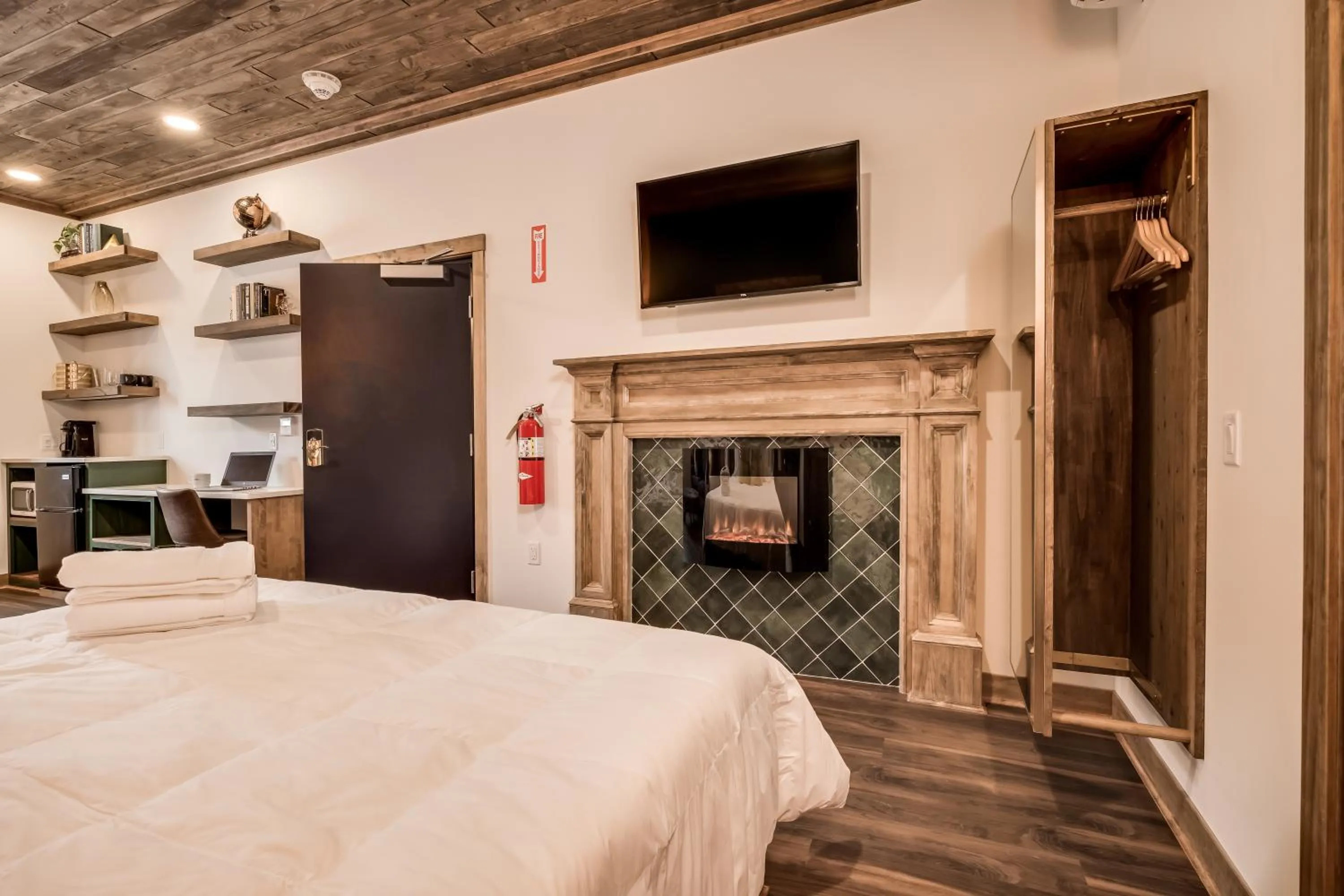 TV and multimedia, Bed in The Port of Prescott Boutique Hotel