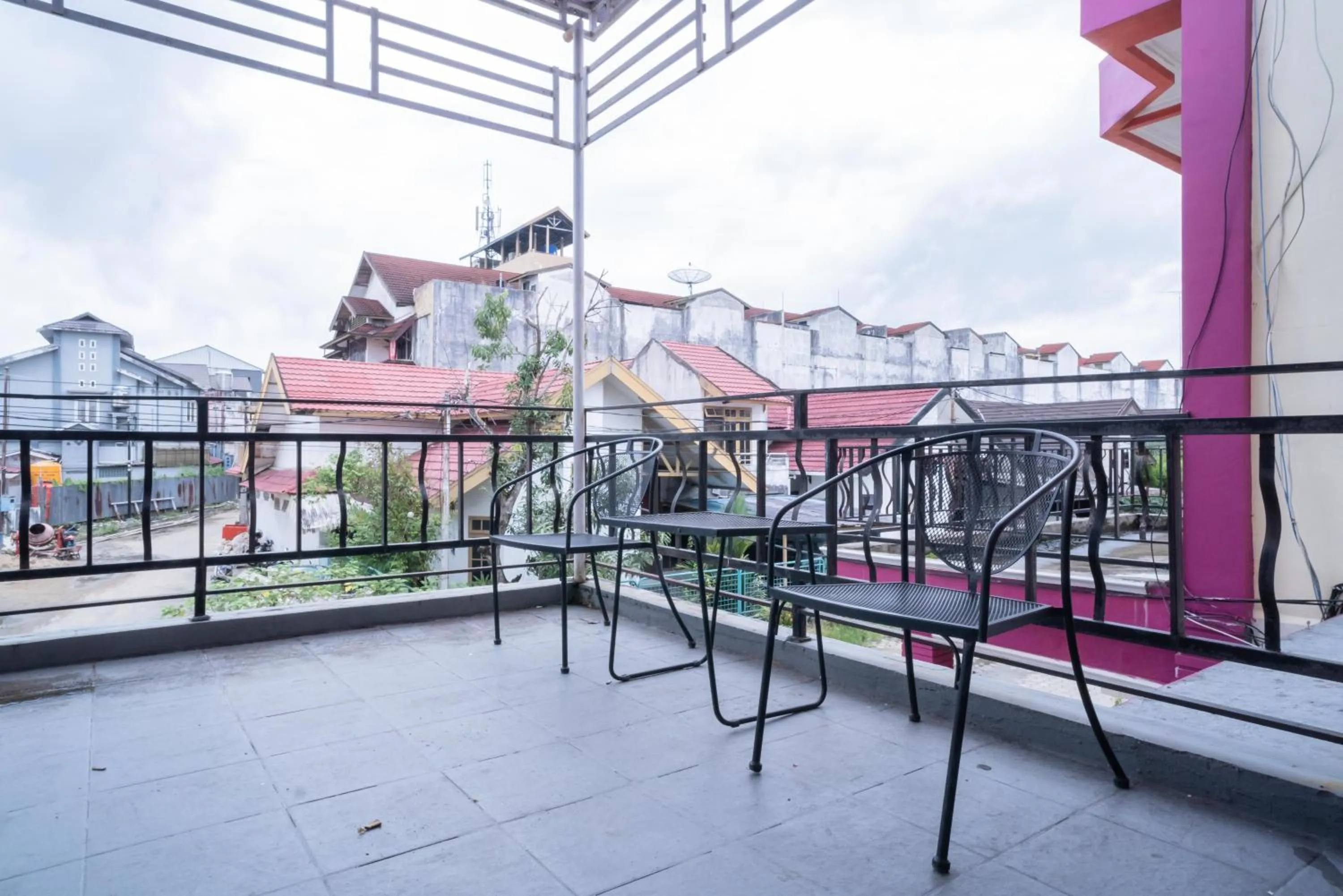 Seating area in RedDoorz near Uniska Banjarmasin