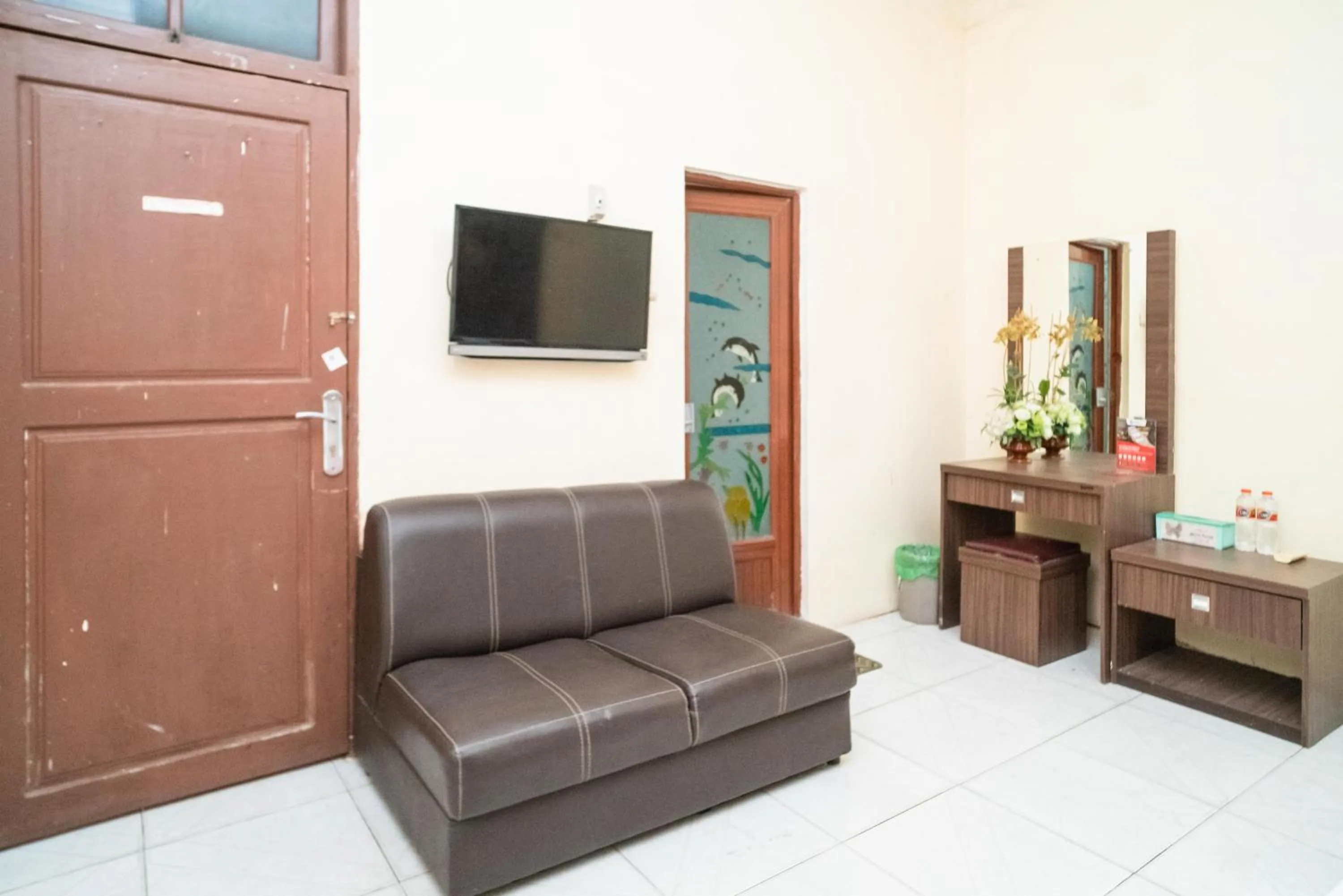 Seating area in RedDoorz near Uniska Banjarmasin