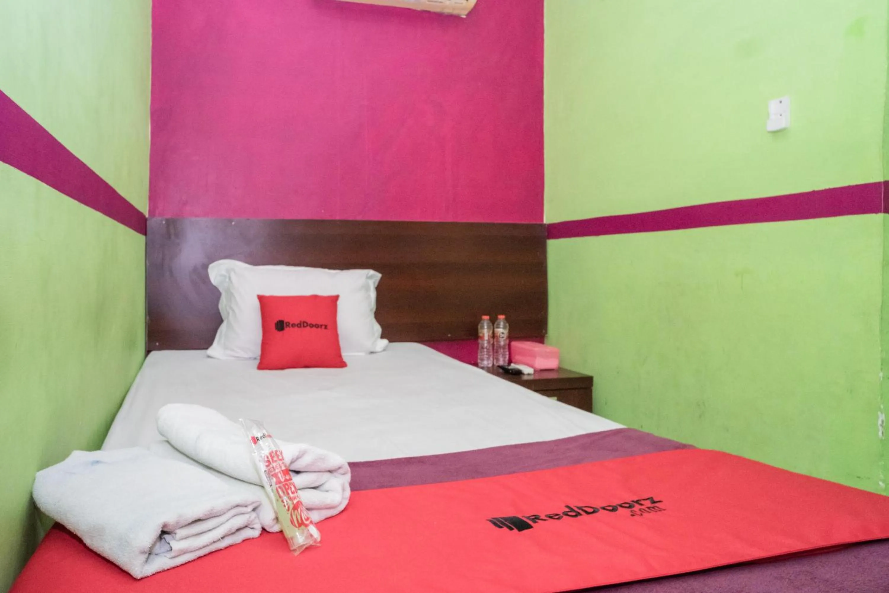 Bedroom, Bed in RedDoorz near Uniska Banjarmasin