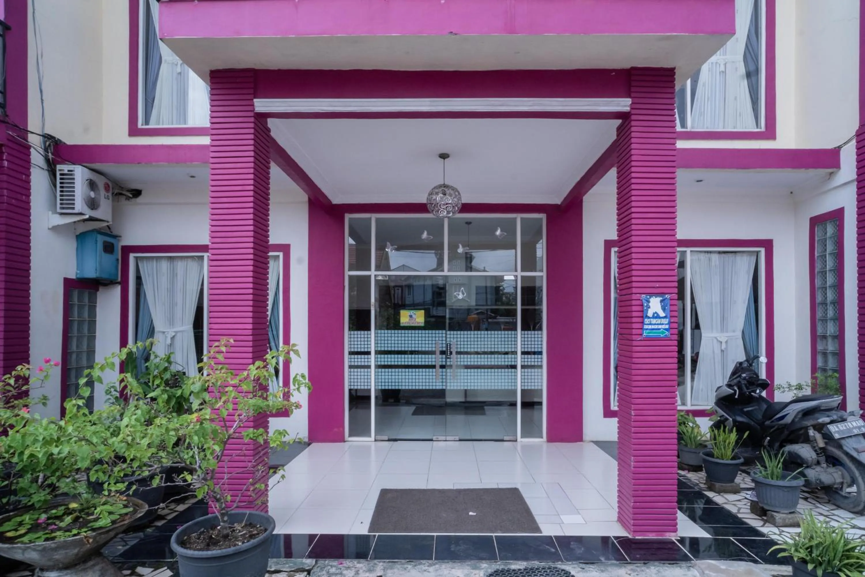 Facade/entrance in RedDoorz near Uniska Banjarmasin
