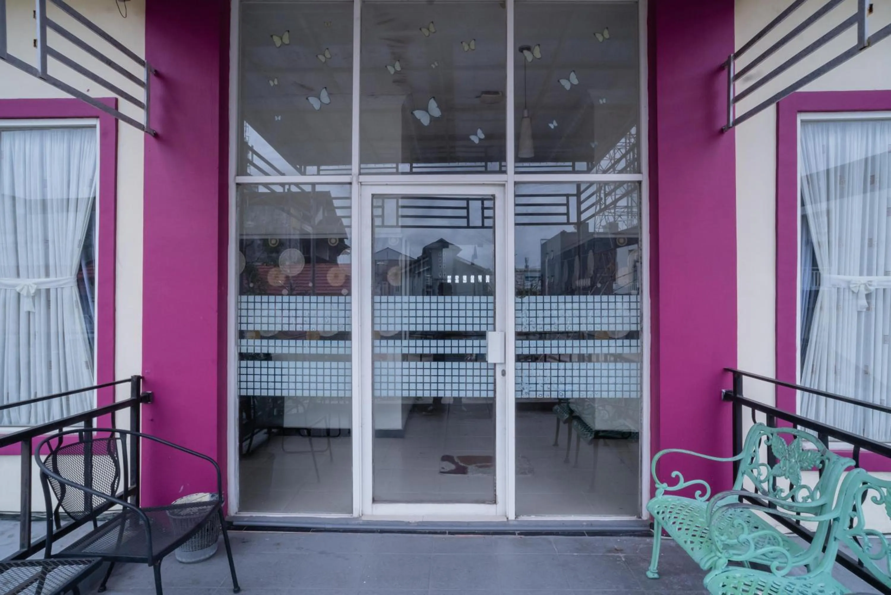 Facade/entrance in RedDoorz near Uniska Banjarmasin