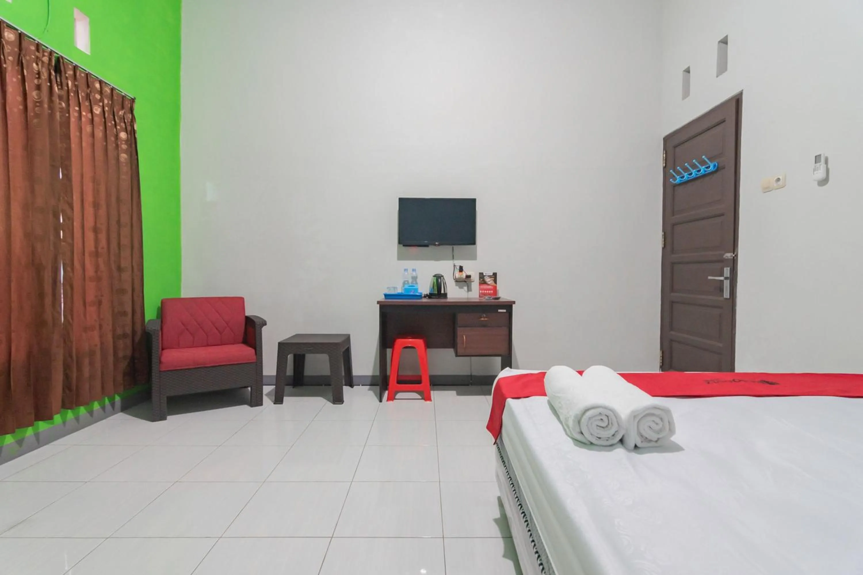 Bedroom, Bed in RedDoorz Syariah near Jalan Jakarta Samarinda