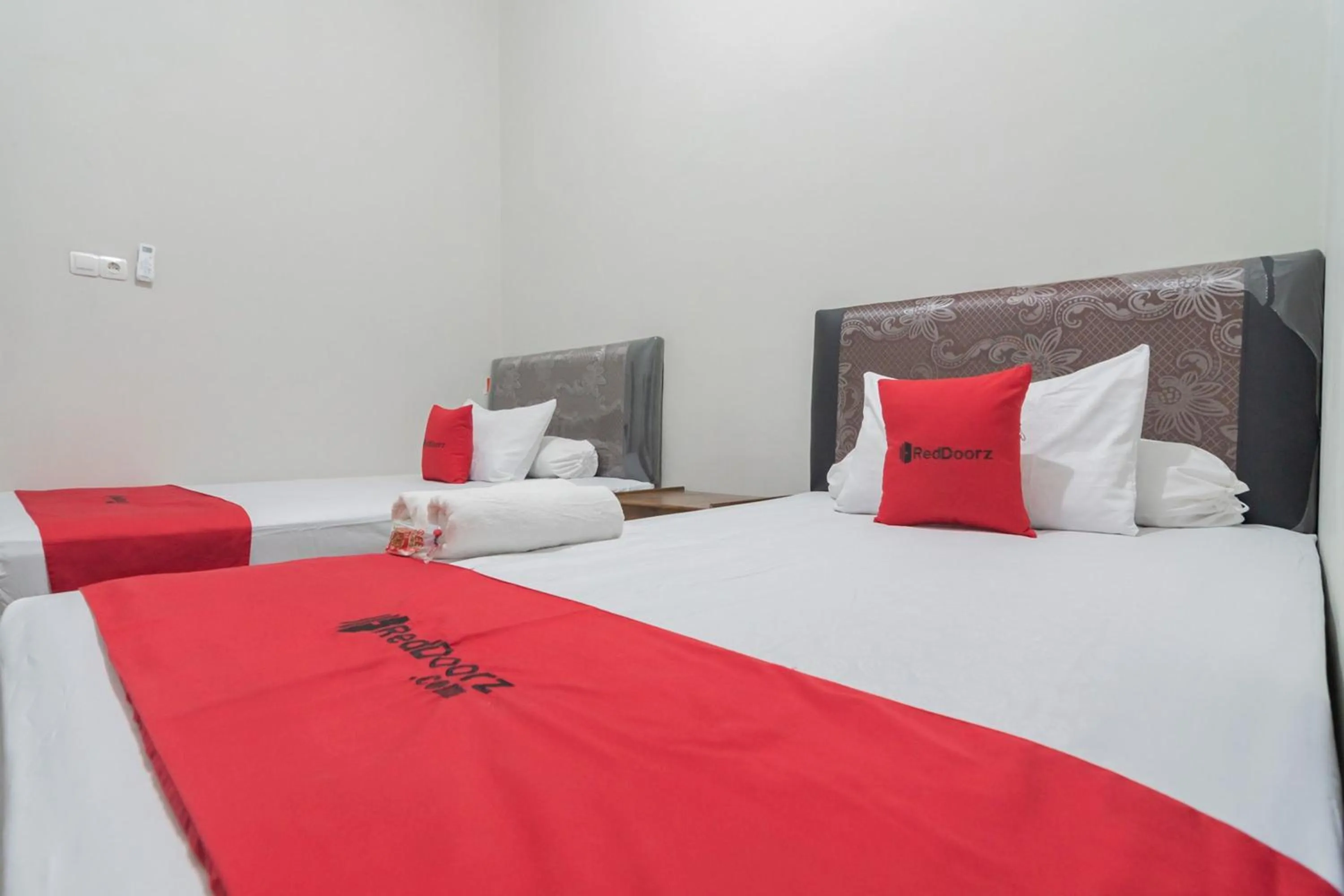 Bedroom, Bed in RedDoorz Syariah near Jalan Jakarta Samarinda