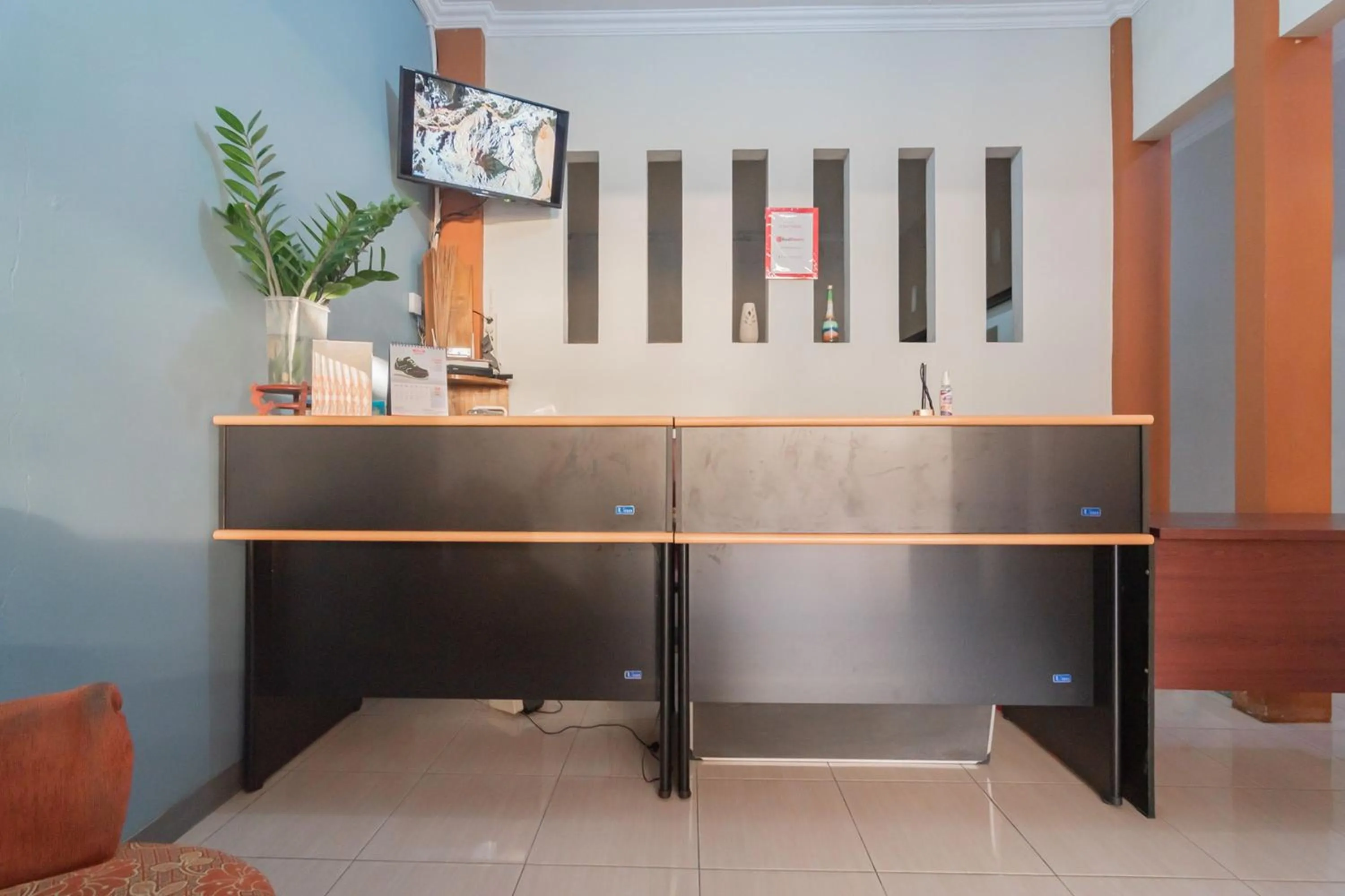 Lobby or reception in RedDoorz Syariah near Jalan Jakarta Samarinda