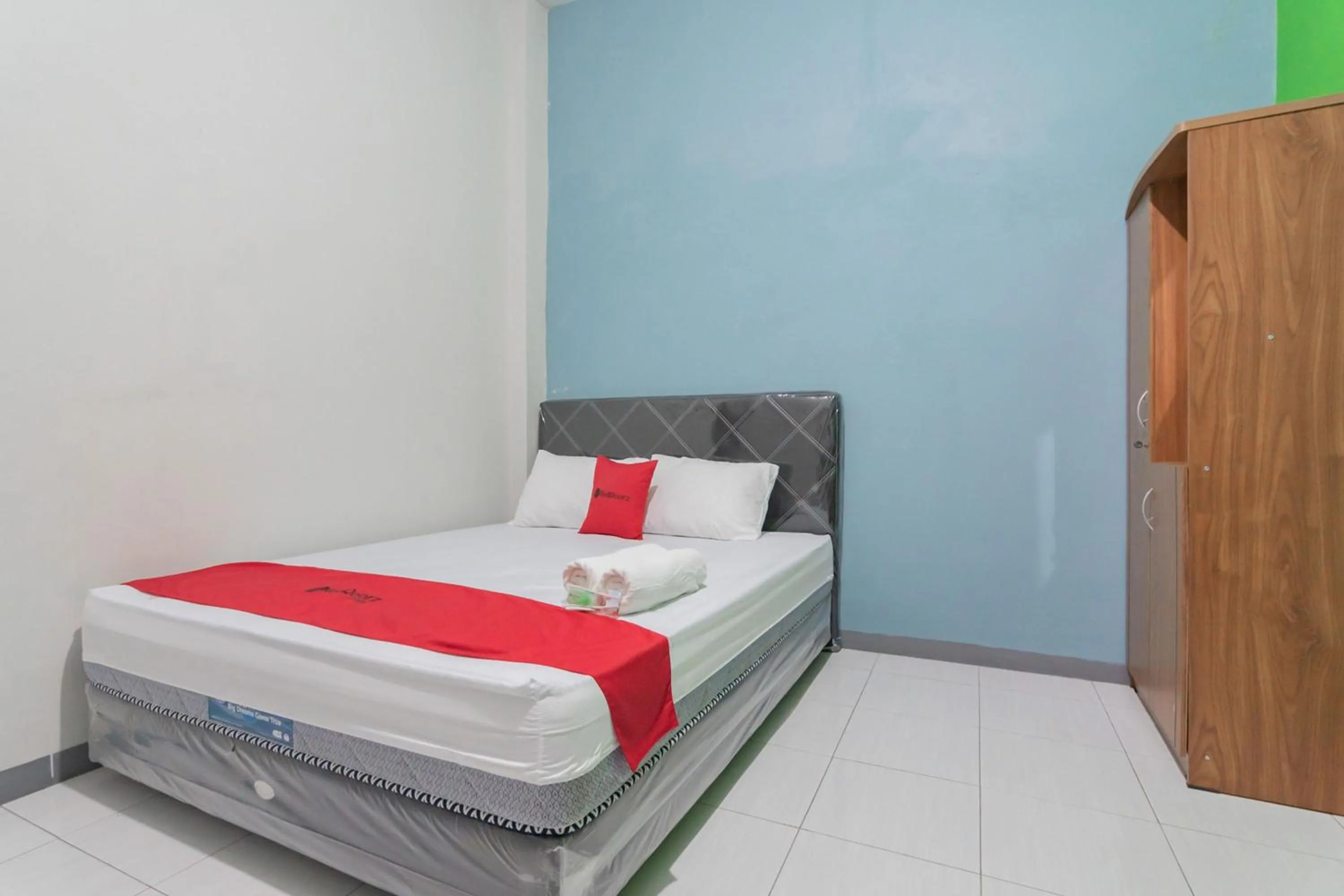 Bedroom, Bed in RedDoorz Syariah near Jalan Jakarta Samarinda