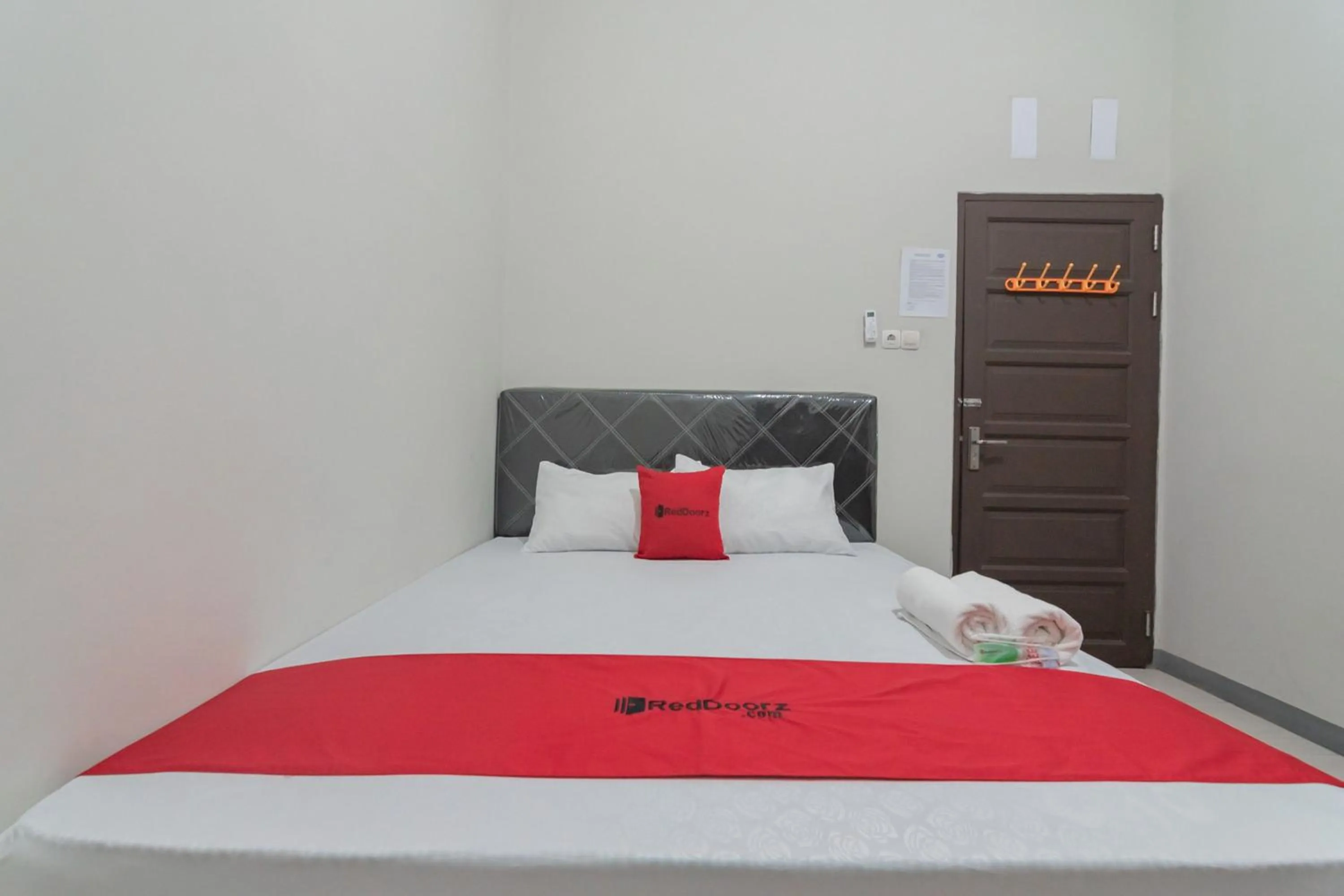 Bedroom, Bed in RedDoorz Syariah near Jalan Jakarta Samarinda