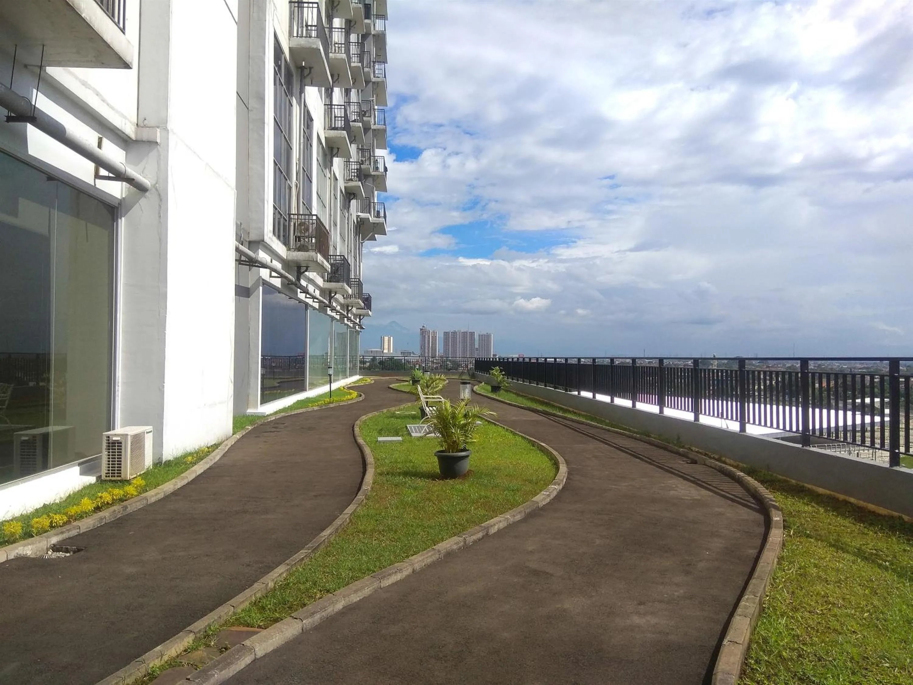 Chic and Cozy Studio Park View Condominium Apartment By Travelio