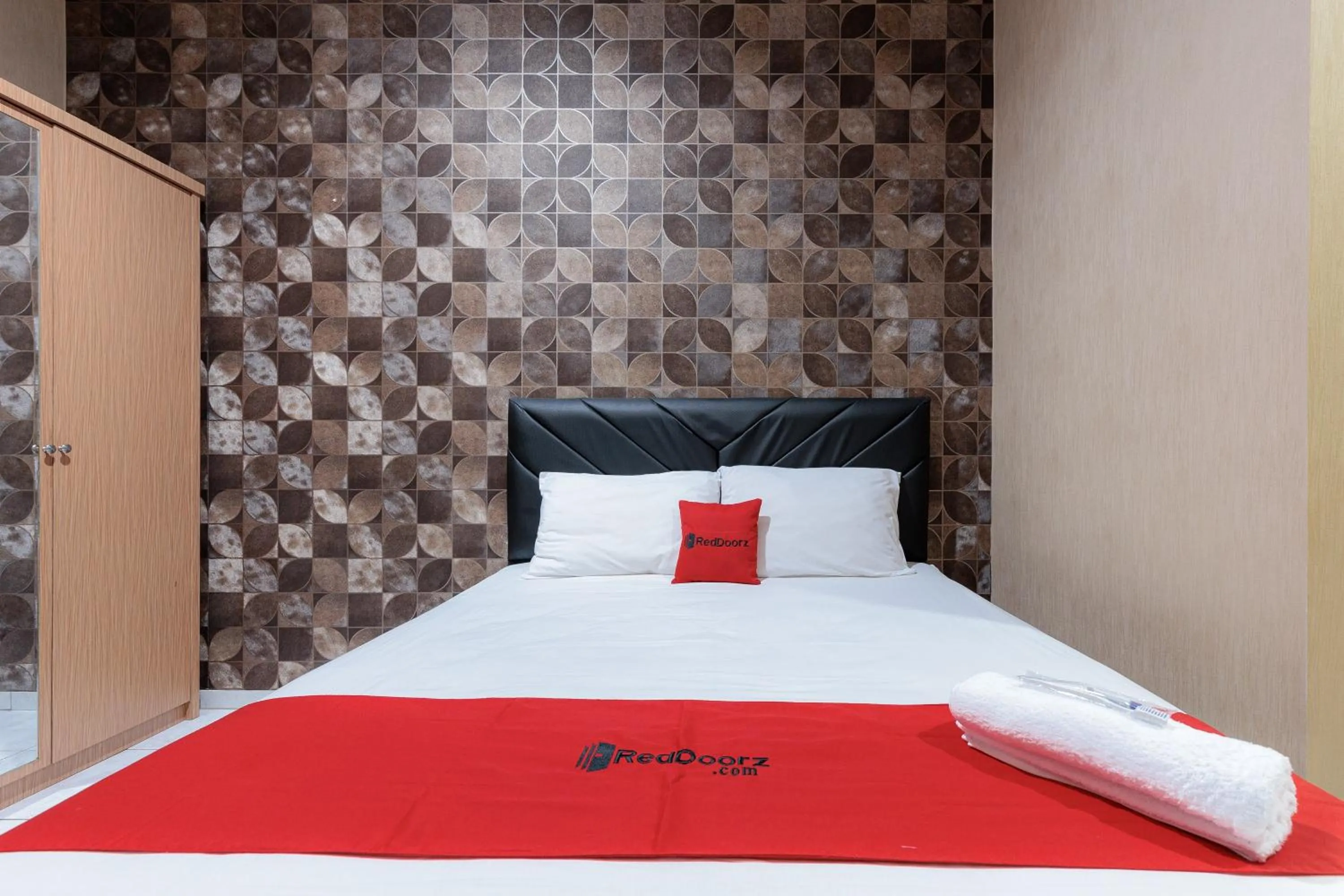 Bedroom, Bed in RedDoorz Syariah at Hotel Tiga ER near Karawang Central Plaza