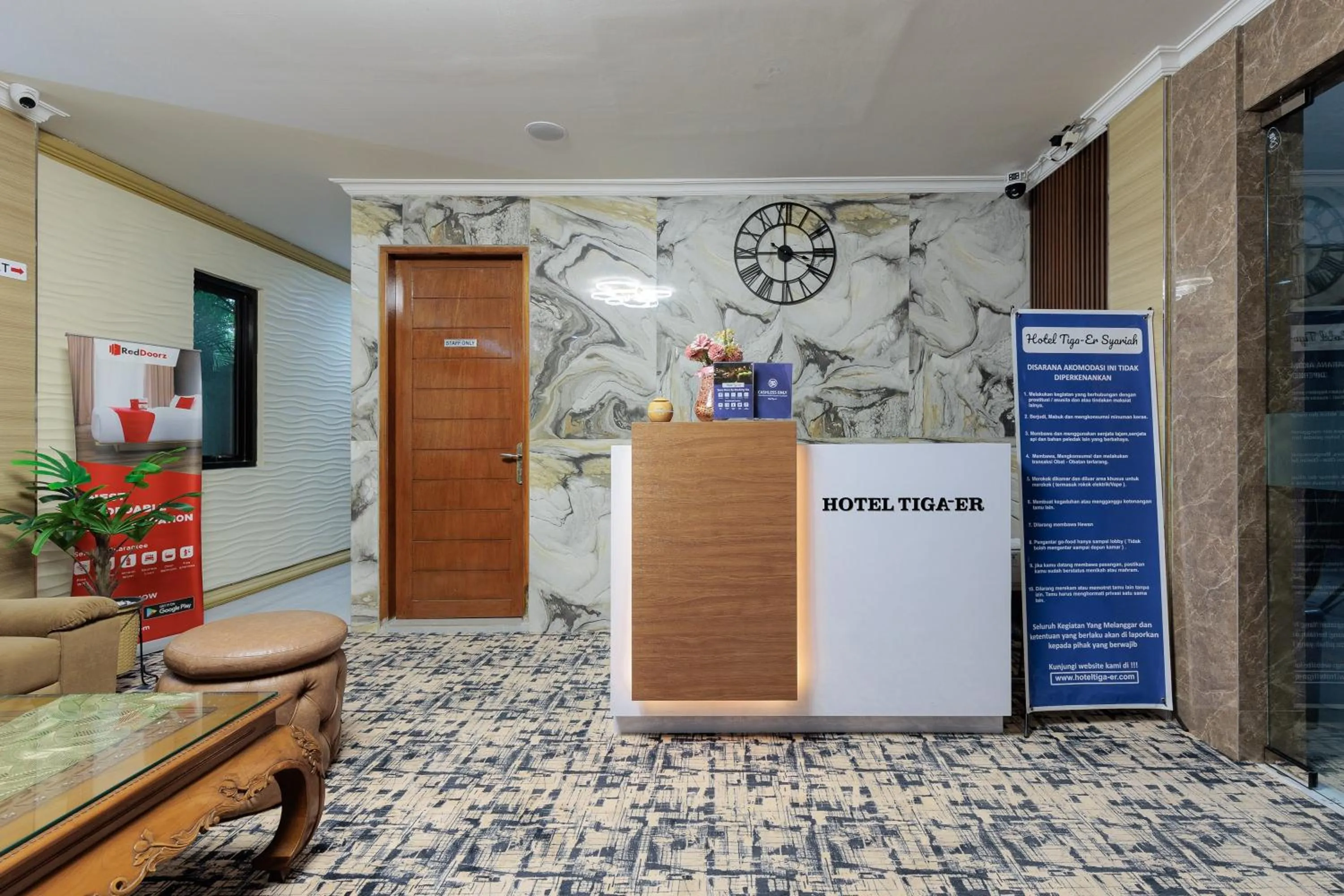 Lobby or reception in RedDoorz Syariah at Hotel Tiga ER near Karawang Central Plaza