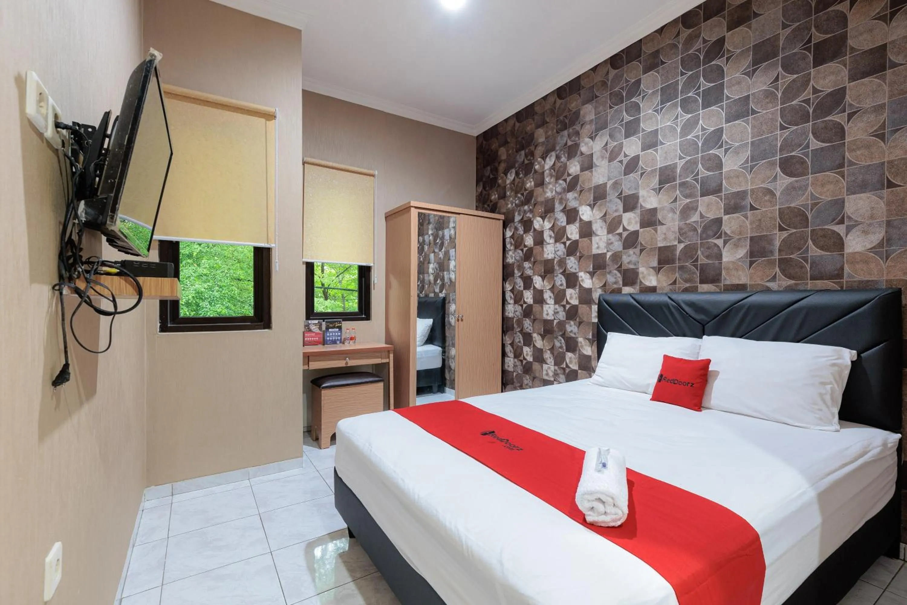 Bedroom, Bed in RedDoorz Syariah at Hotel Tiga ER near Karawang Central Plaza