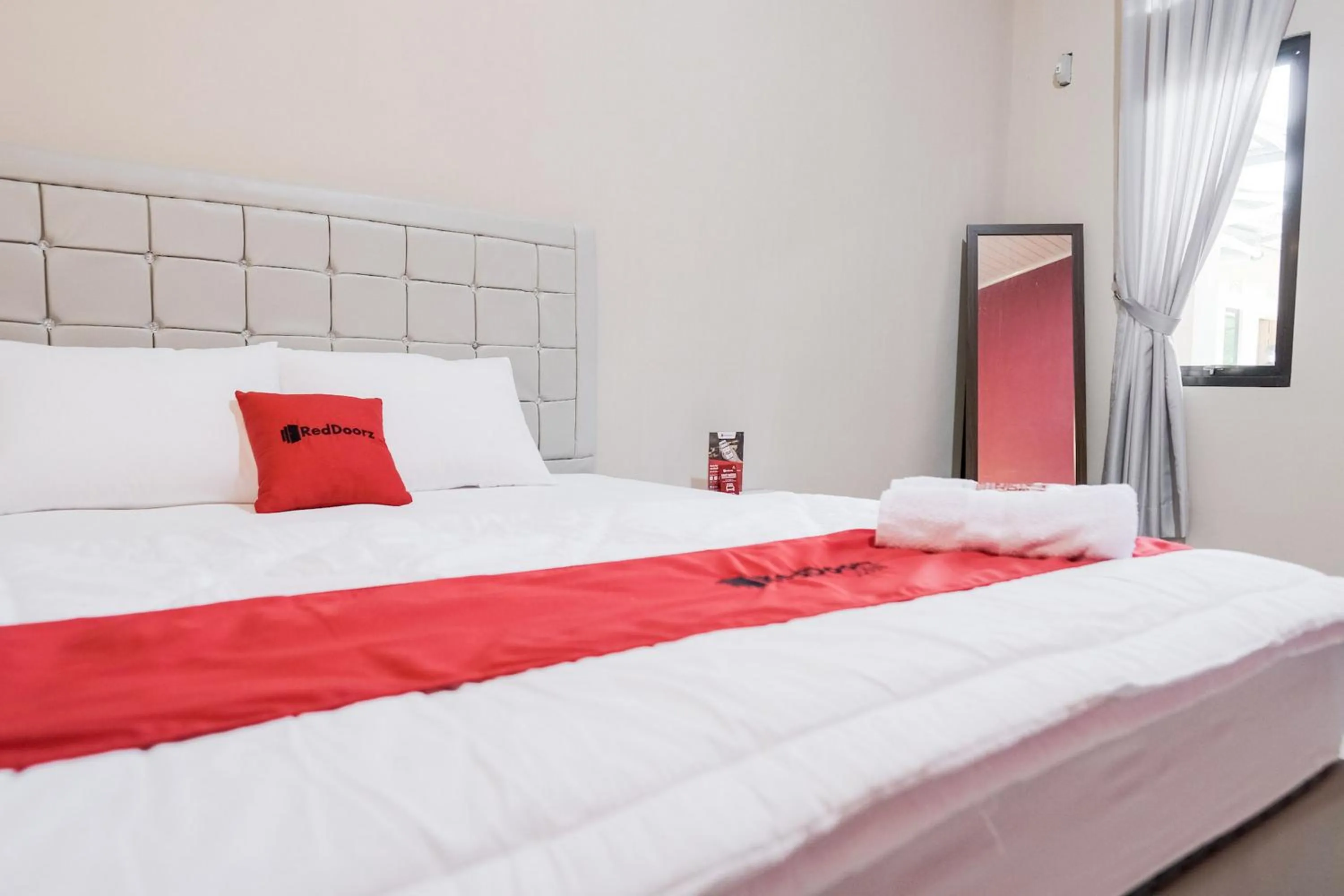 Bedroom, Bed in RedDoorz Syariah near Hajimena Lampung