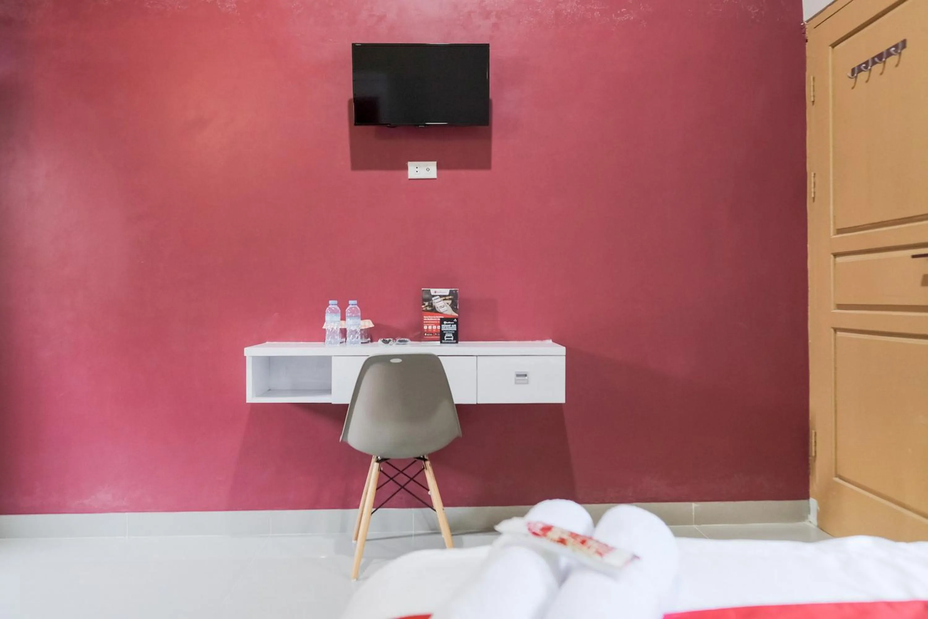 Seating area in RedDoorz Syariah near Hajimena Lampung