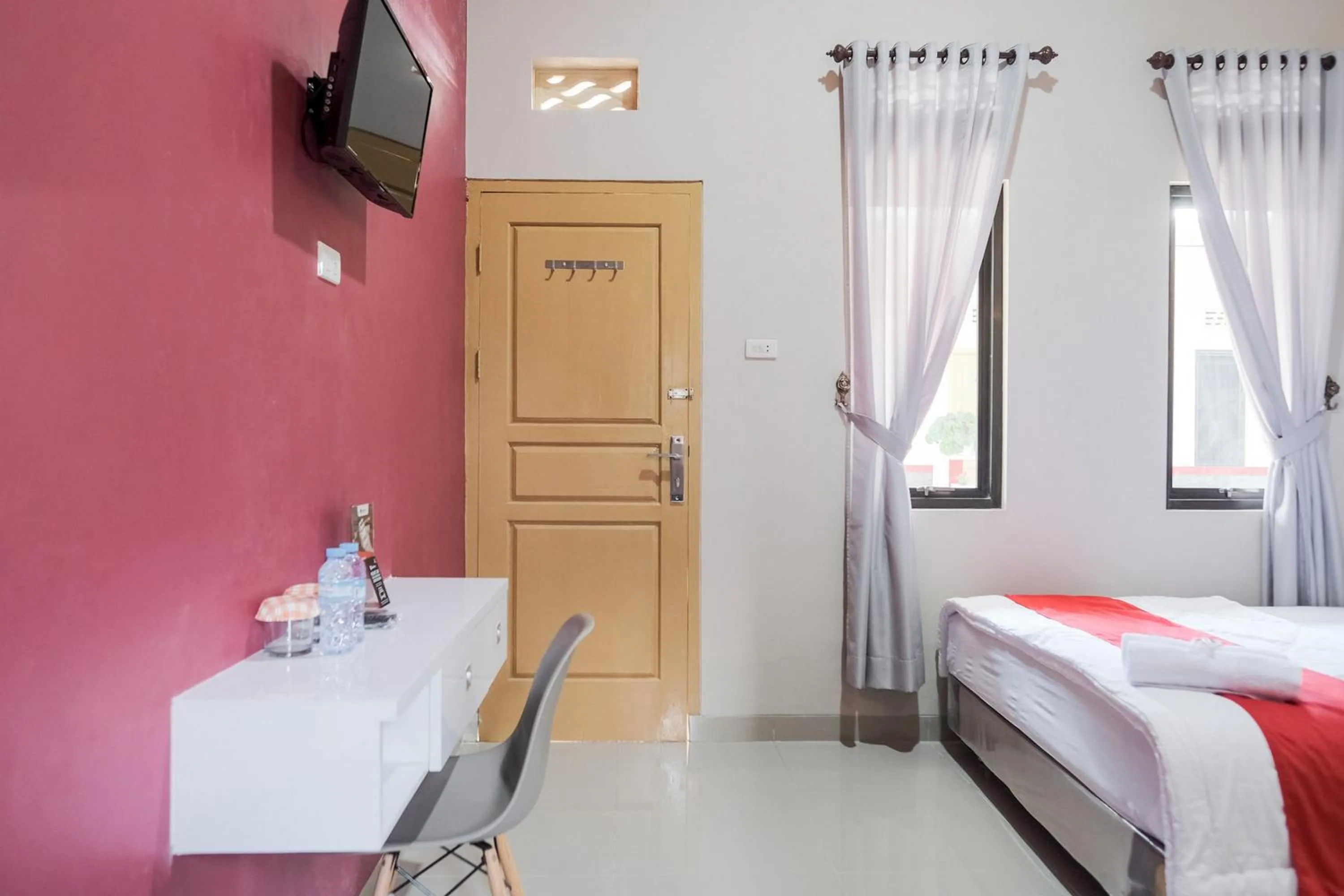 Bedroom, Bed in RedDoorz Syariah near Hajimena Lampung