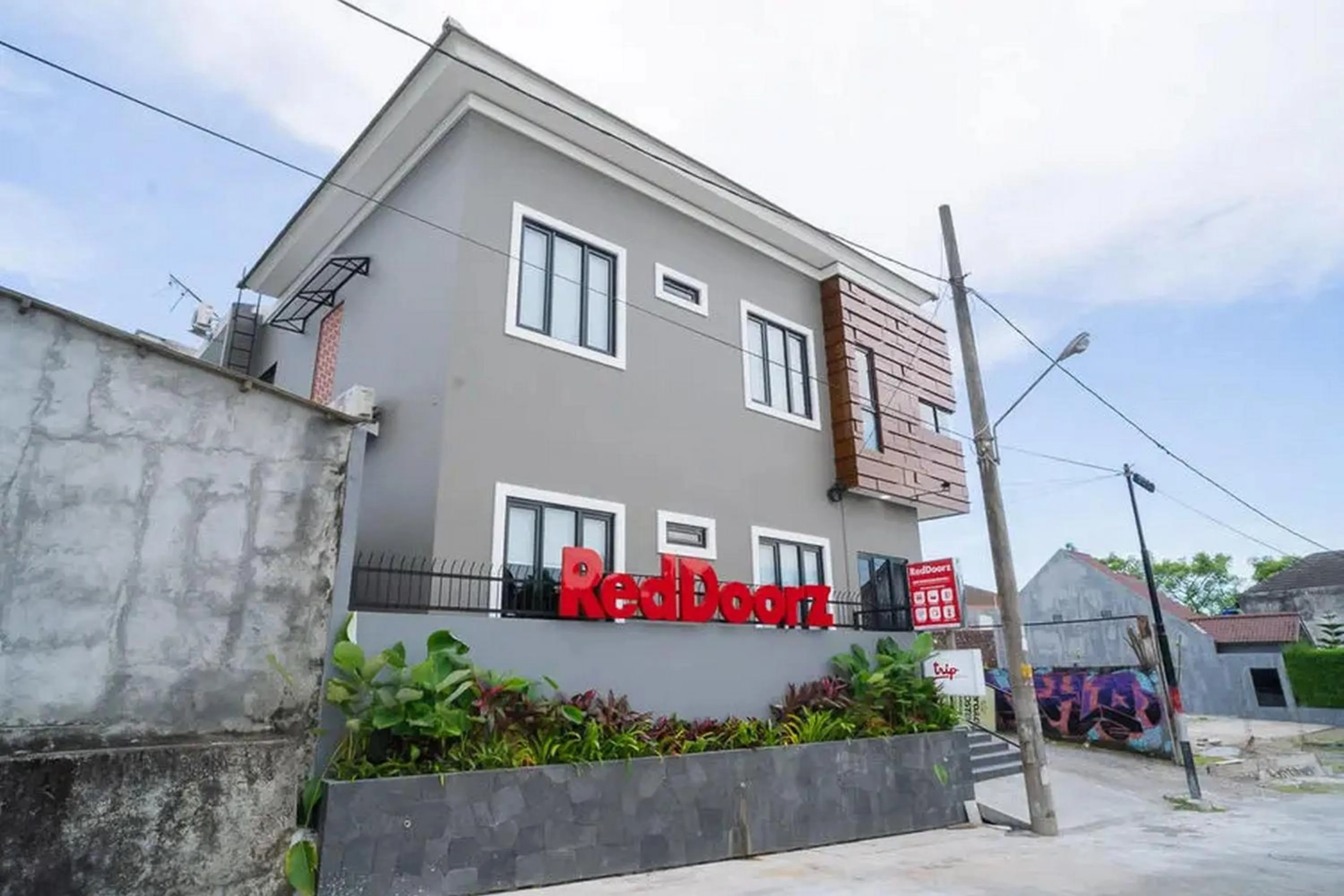 Property building in RedDoorz near Sindu Kusuma Edupark 3