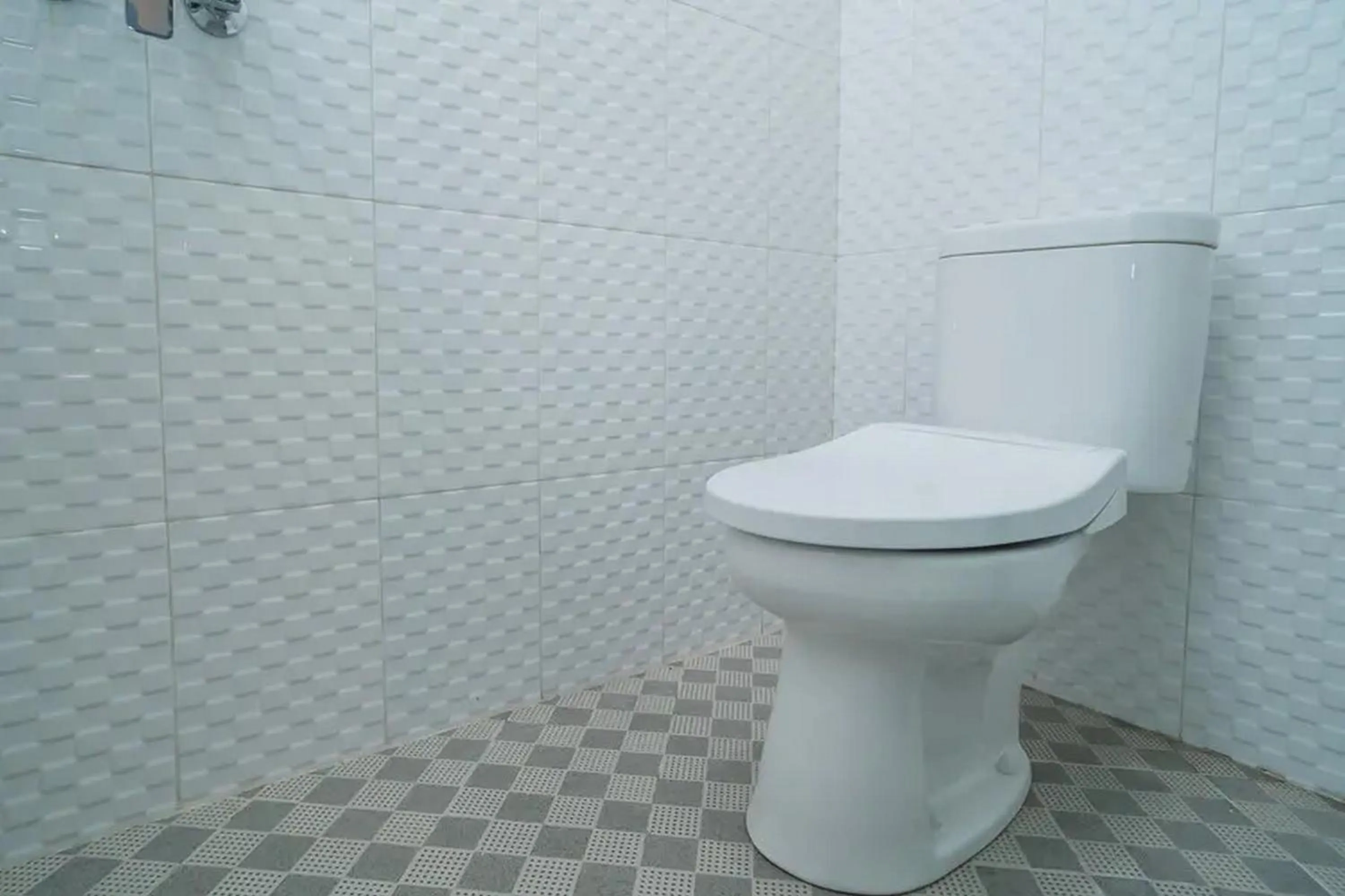 Bathroom in RedDoorz near Sindu Kusuma Edupark 3