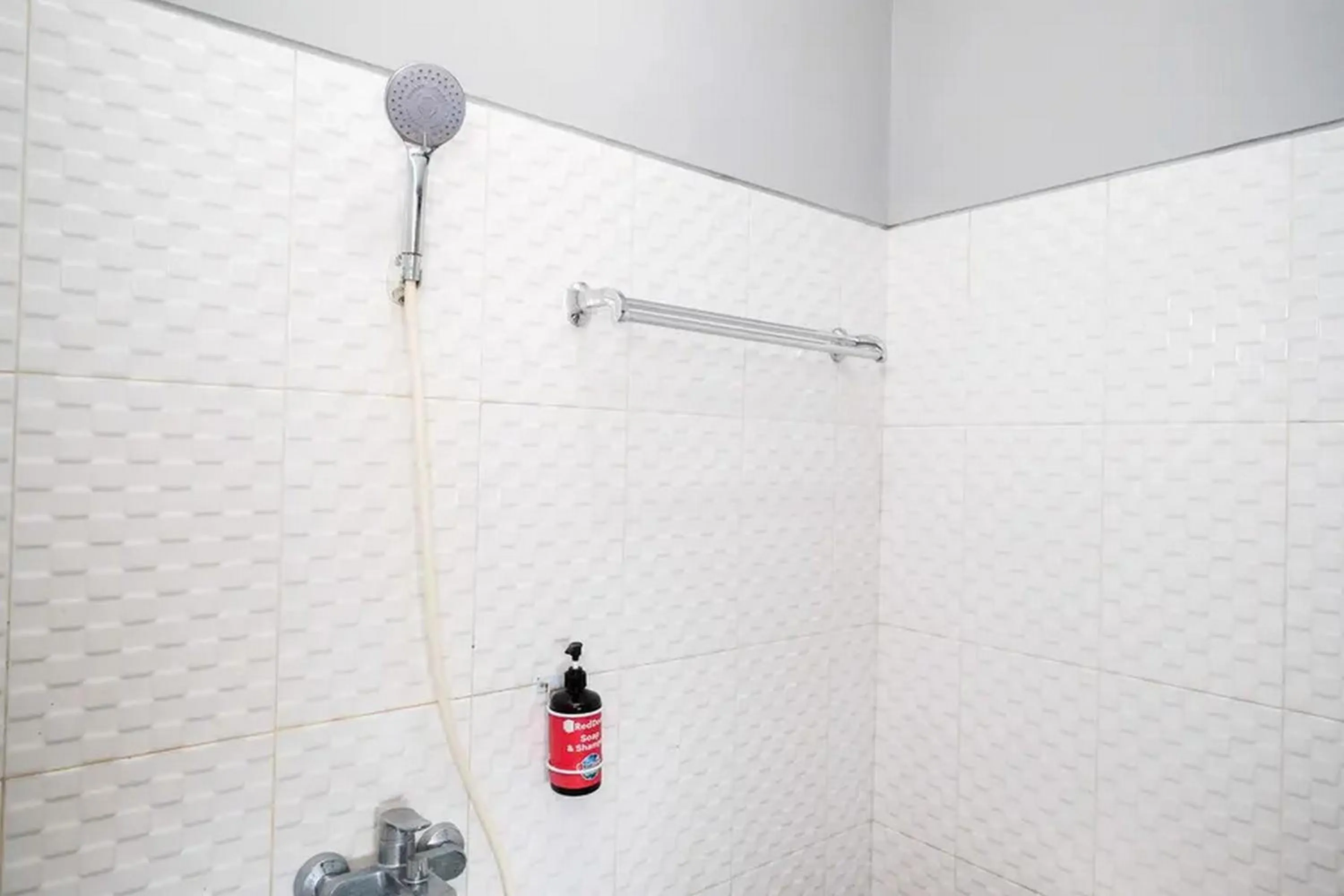 Bathroom in RedDoorz near Sindu Kusuma Edupark 3