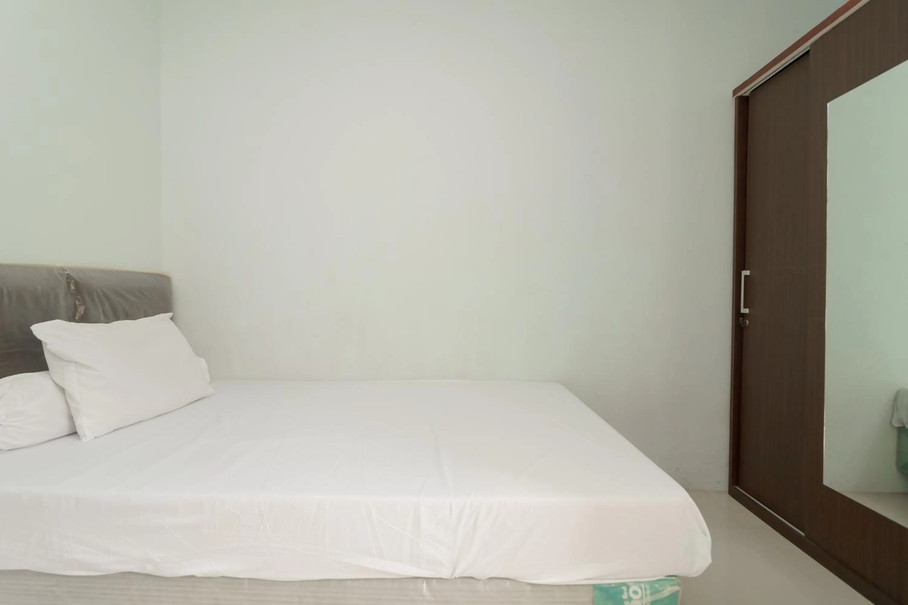 Bed in KoolKost Syariah near Kampus Utama Universitas Budi Luhur