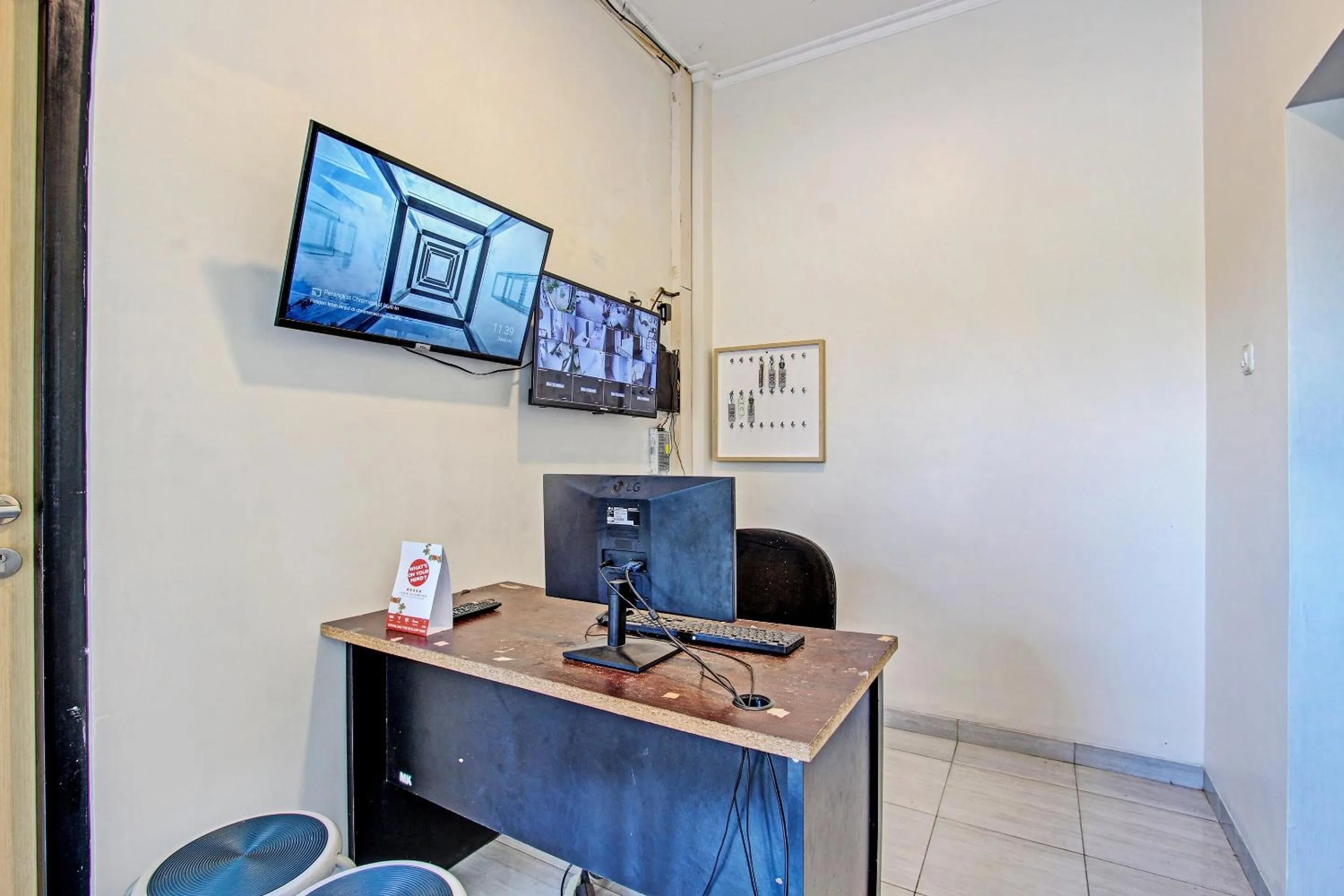 Lobby or reception in Capital O 91377 Mk Prime Syariah