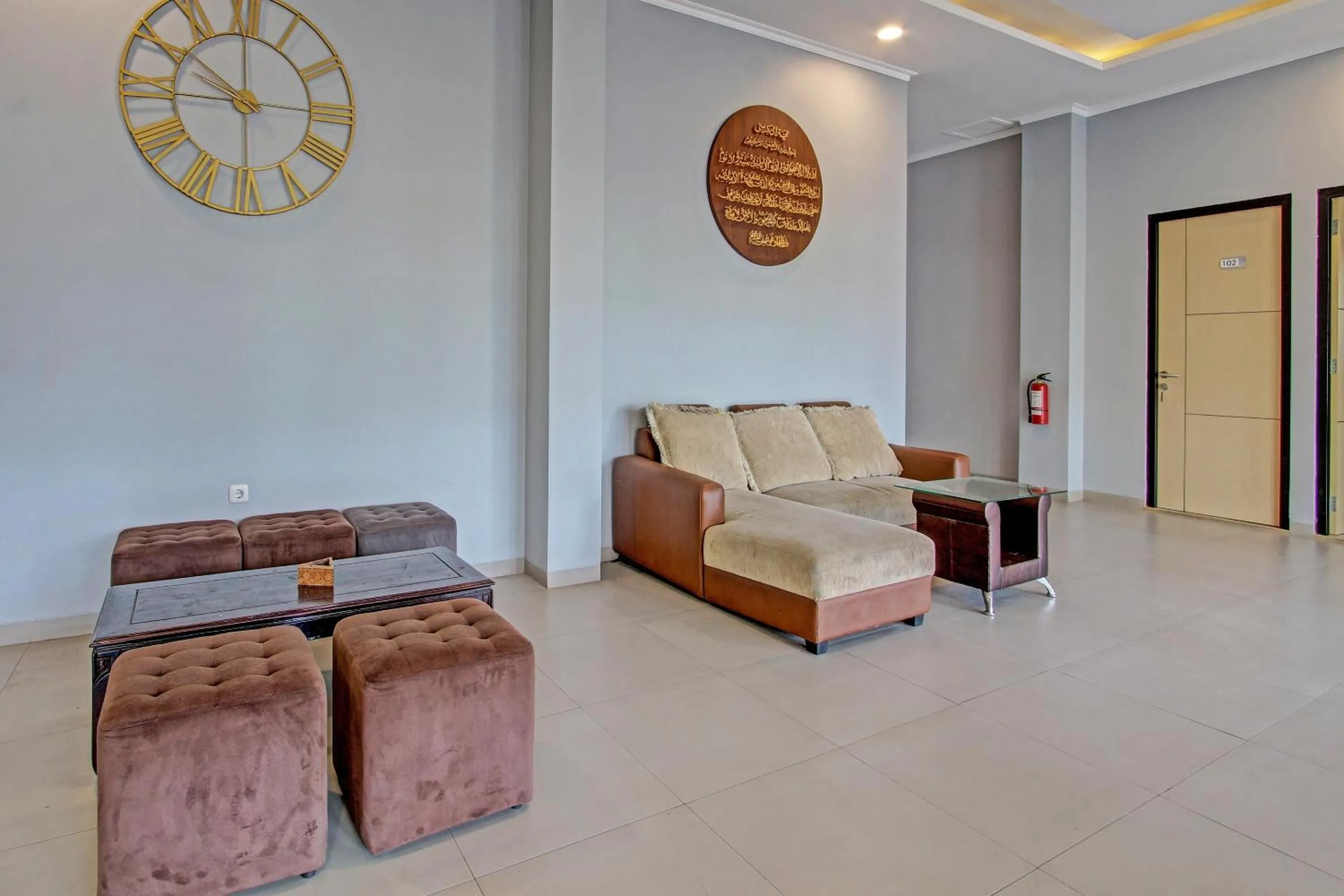 Lobby or reception in Capital O 91377 Mk Prime Syariah